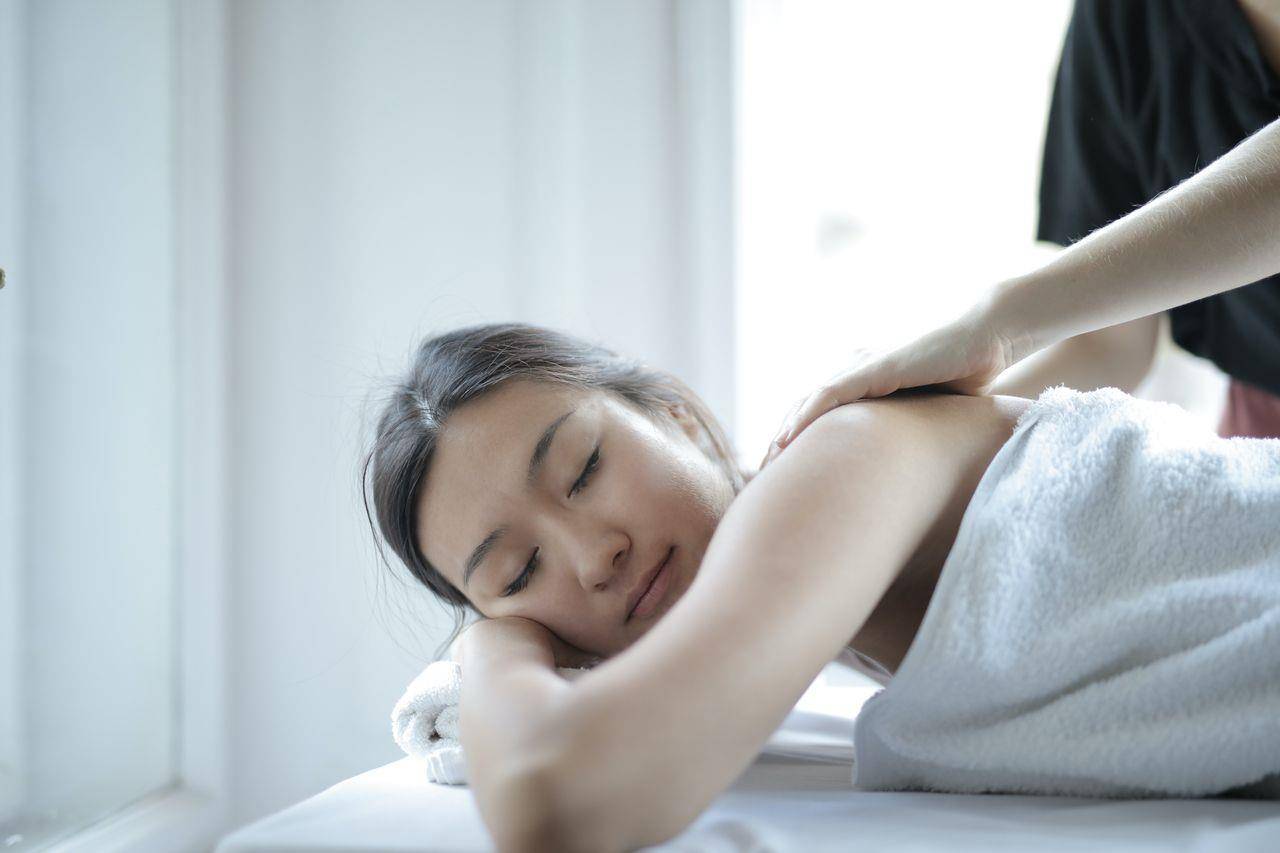 睡前1分钟就够！4个部位“失眠刮痧”让你轻松入眠　肩颈酸、头痛跟着舒缓 最新资讯 图3张