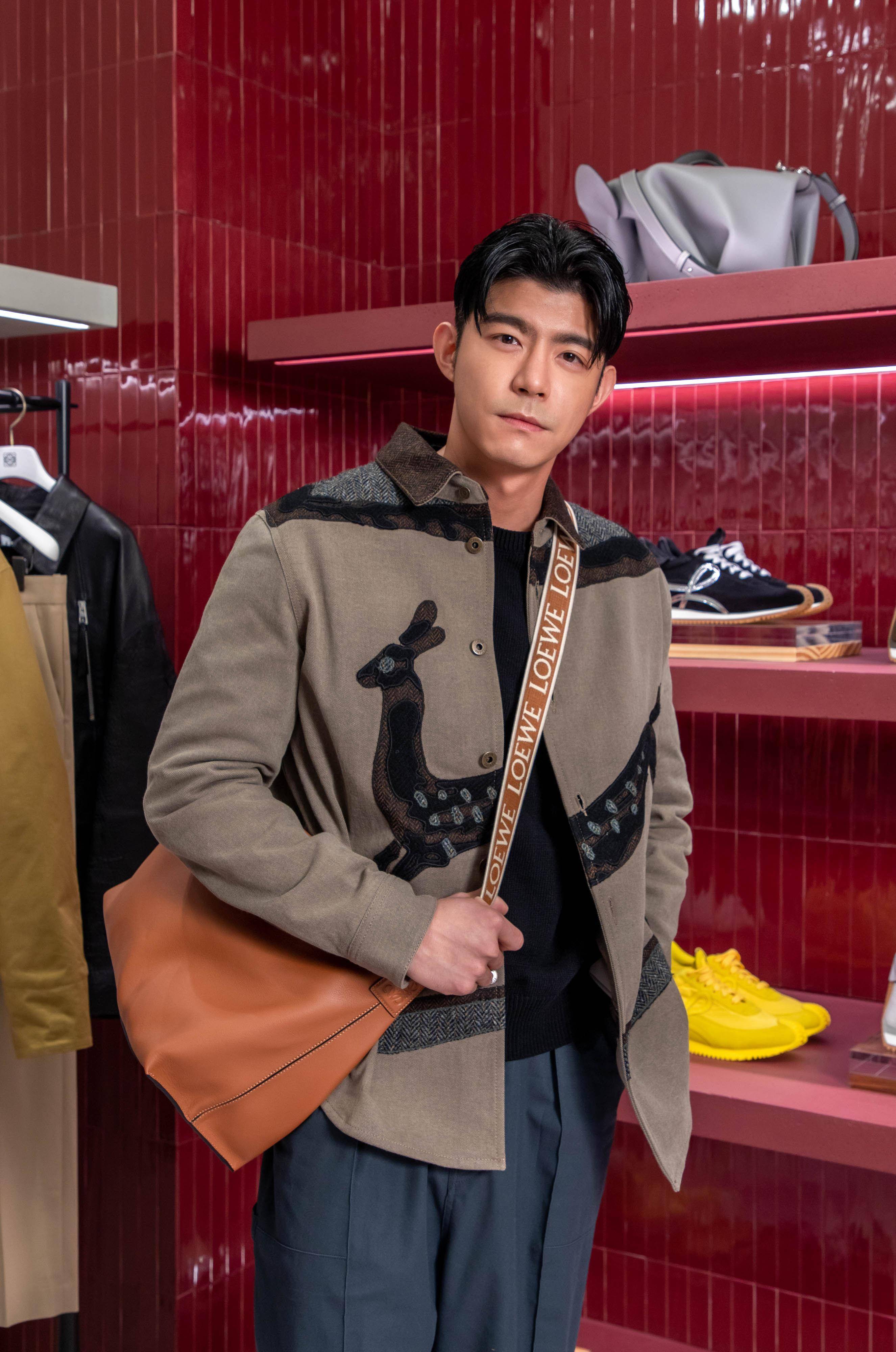 杨祐宁西装配“毛毛拖”混搭风潮爆！　王柏杰爱上LOEWE球鞋 时尚穿搭 图4张