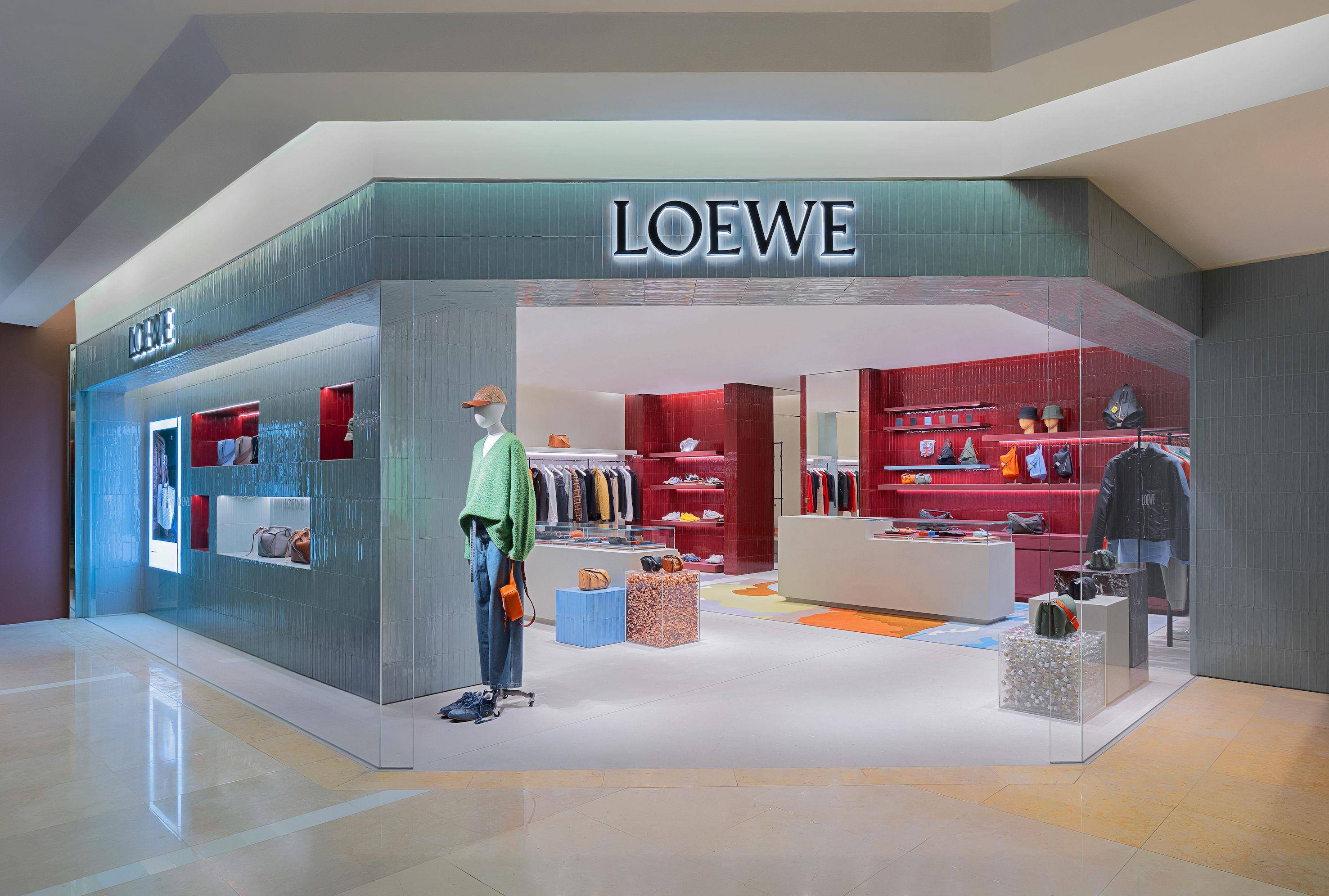 杨祐宁西装配“毛毛拖”混搭风潮爆！　王柏杰爱上LOEWE球鞋 时尚穿搭 图5张