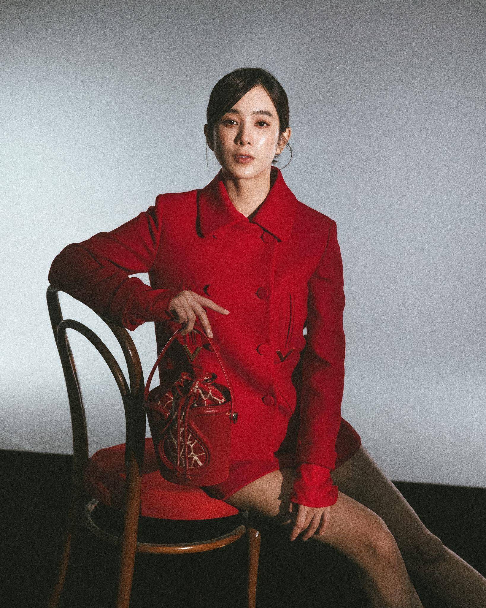 杨谨华、温贞菱示范“Rosso 红”过节穿搭！拎上V标志印花包飘仙气 名人名流 图2张