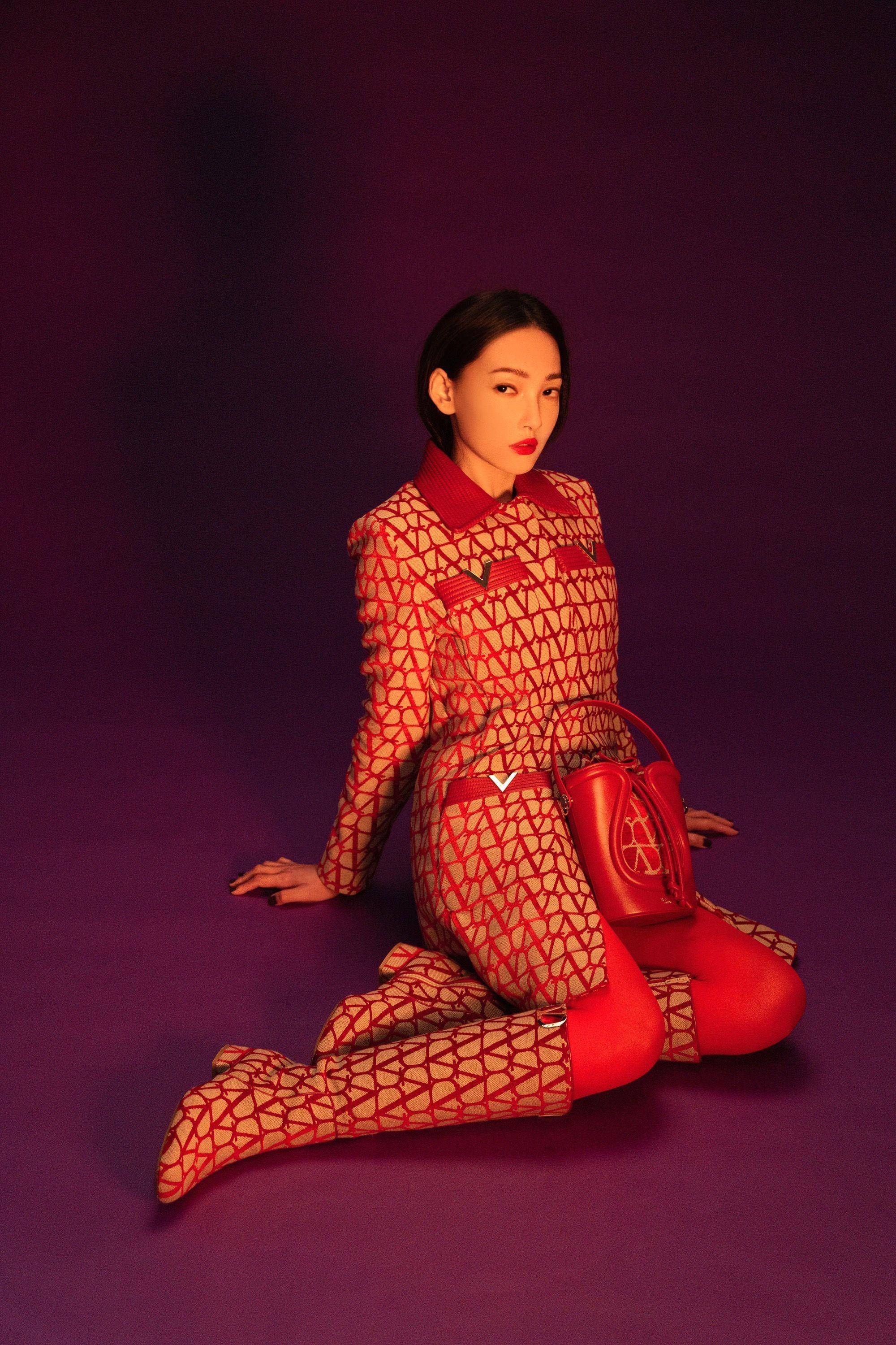 杨谨华、温贞菱示范“Rosso 红”过节穿搭！拎上V标志印花包飘仙气 名人名流 图4张