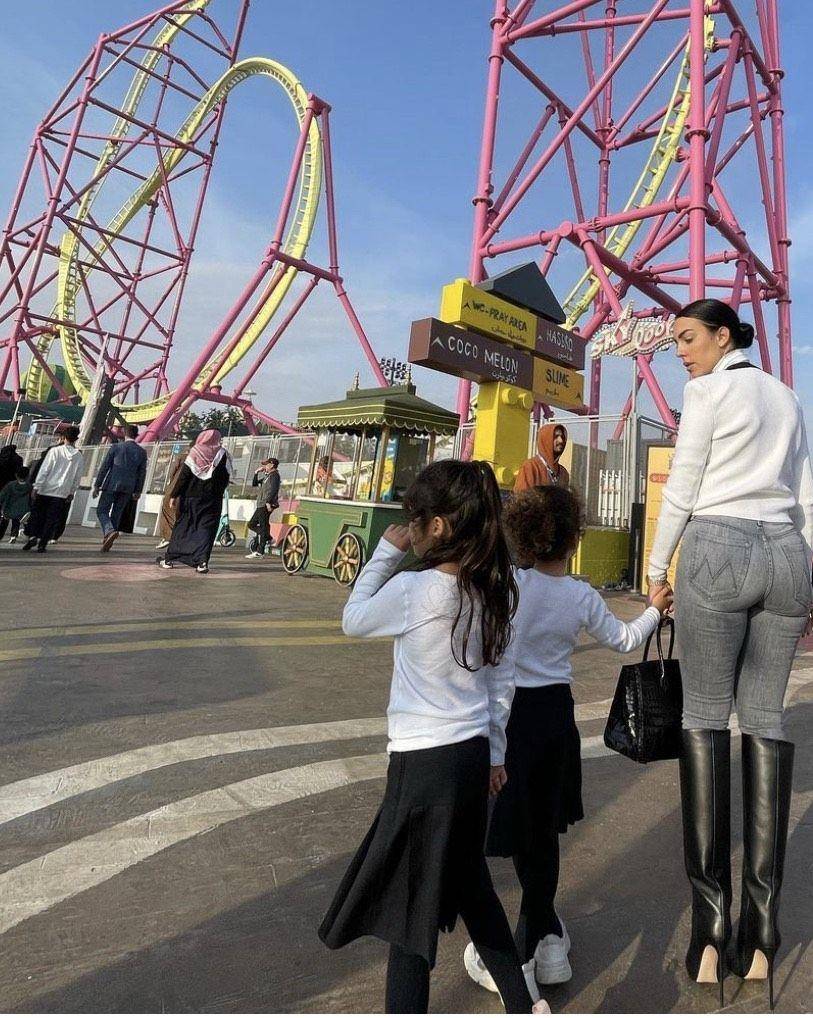 C罗女友乔治娜炫富无极限　拎百万柏金包搭旋转木马　 时尚穿搭 图3张