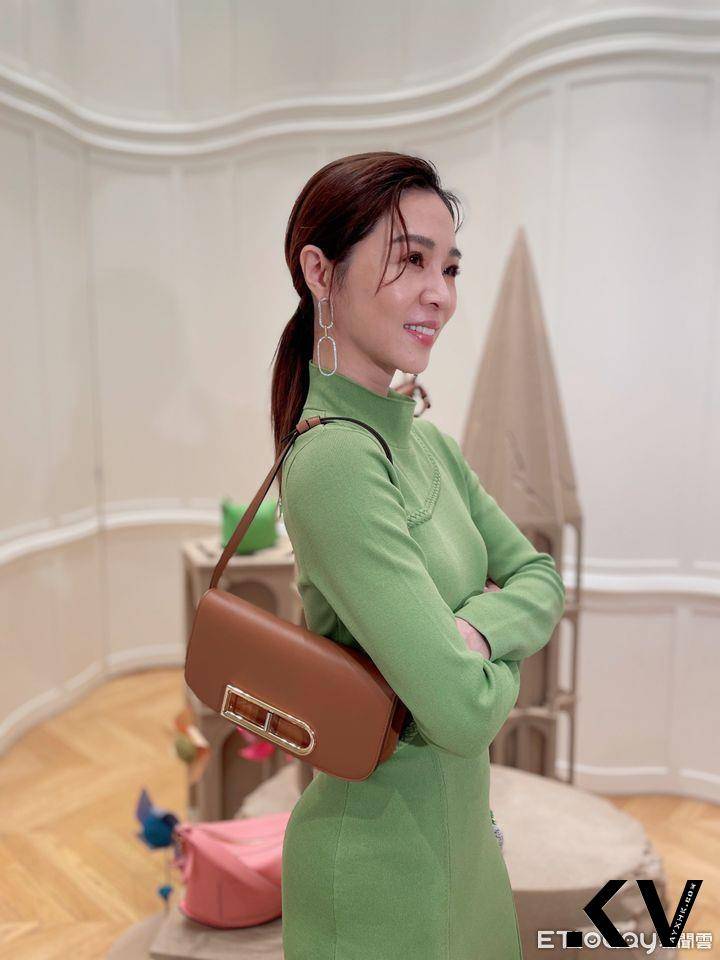 谢盈萱人生首颗高奢手袋献给DELVAUX　曝45岁前最想达成的新愿望 时尚穿搭 图3张
