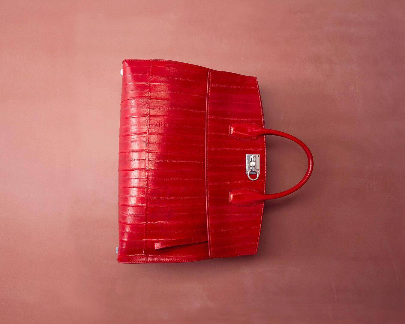 兔年精品手袋走春行头8选！LOEWE有长耳朵、TORY BURCH点阵兔Q翻 时尚穿搭 图3张