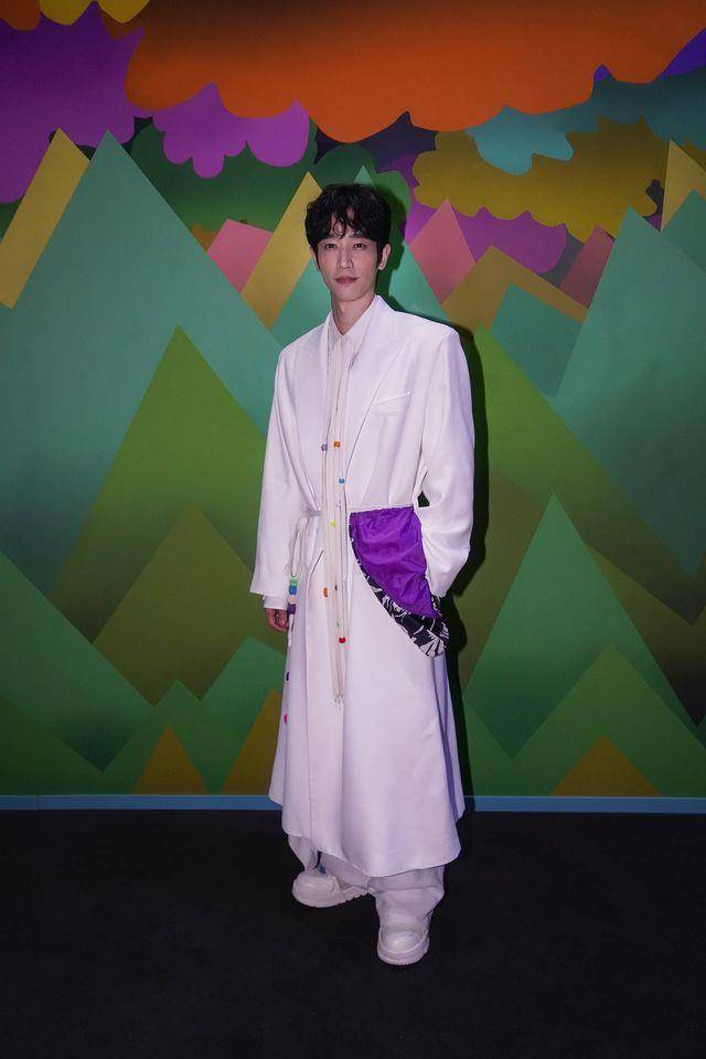 巴黎男装周／刘以豪穿宽肩西装展现精实腰身　丝质领带挂上串珠童趣可爱 时尚穿搭 图1张