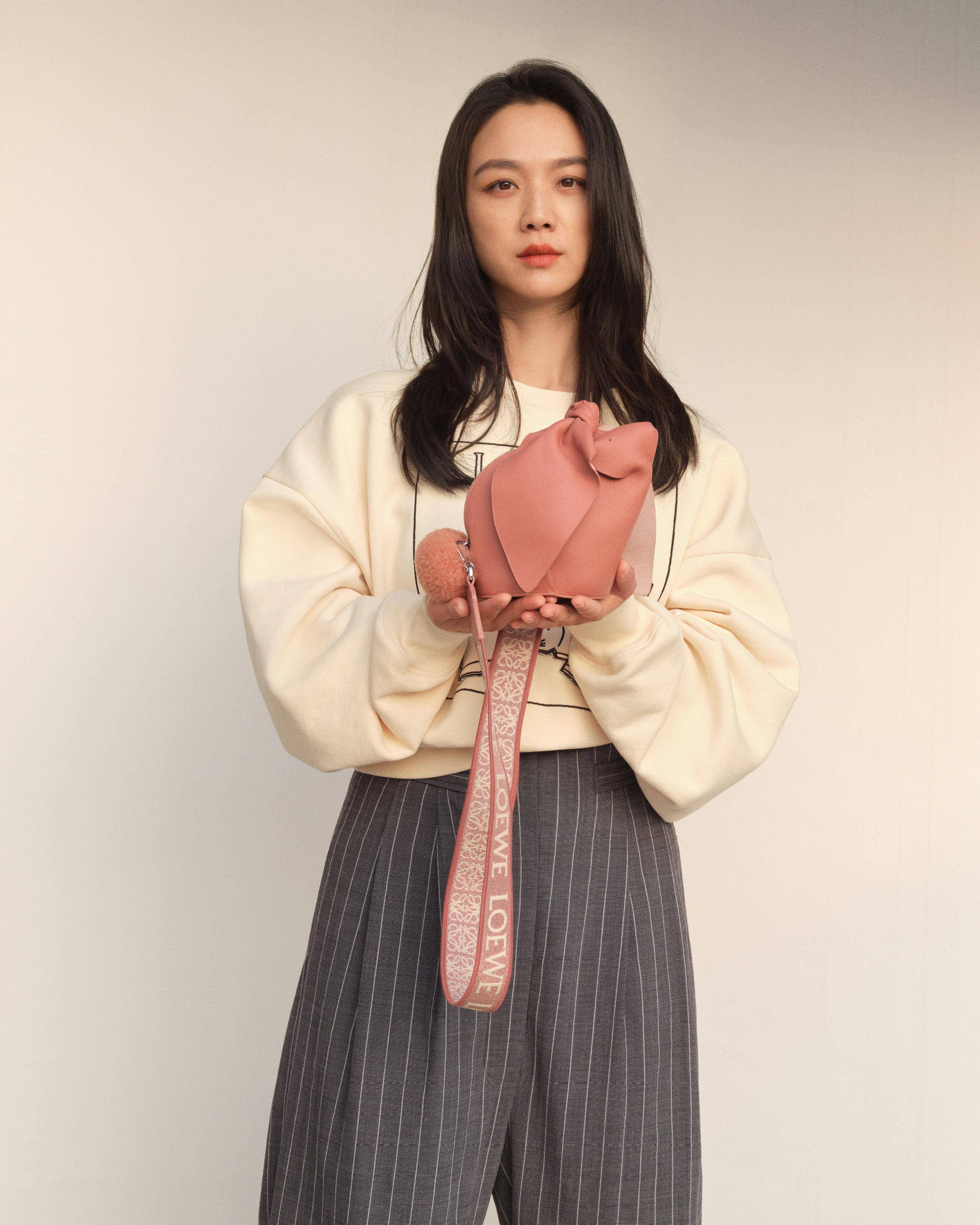 兔年精品手袋走春行头8选！LOEWE有长耳朵、TORY BURCH点阵兔Q翻 时尚穿搭 图7张