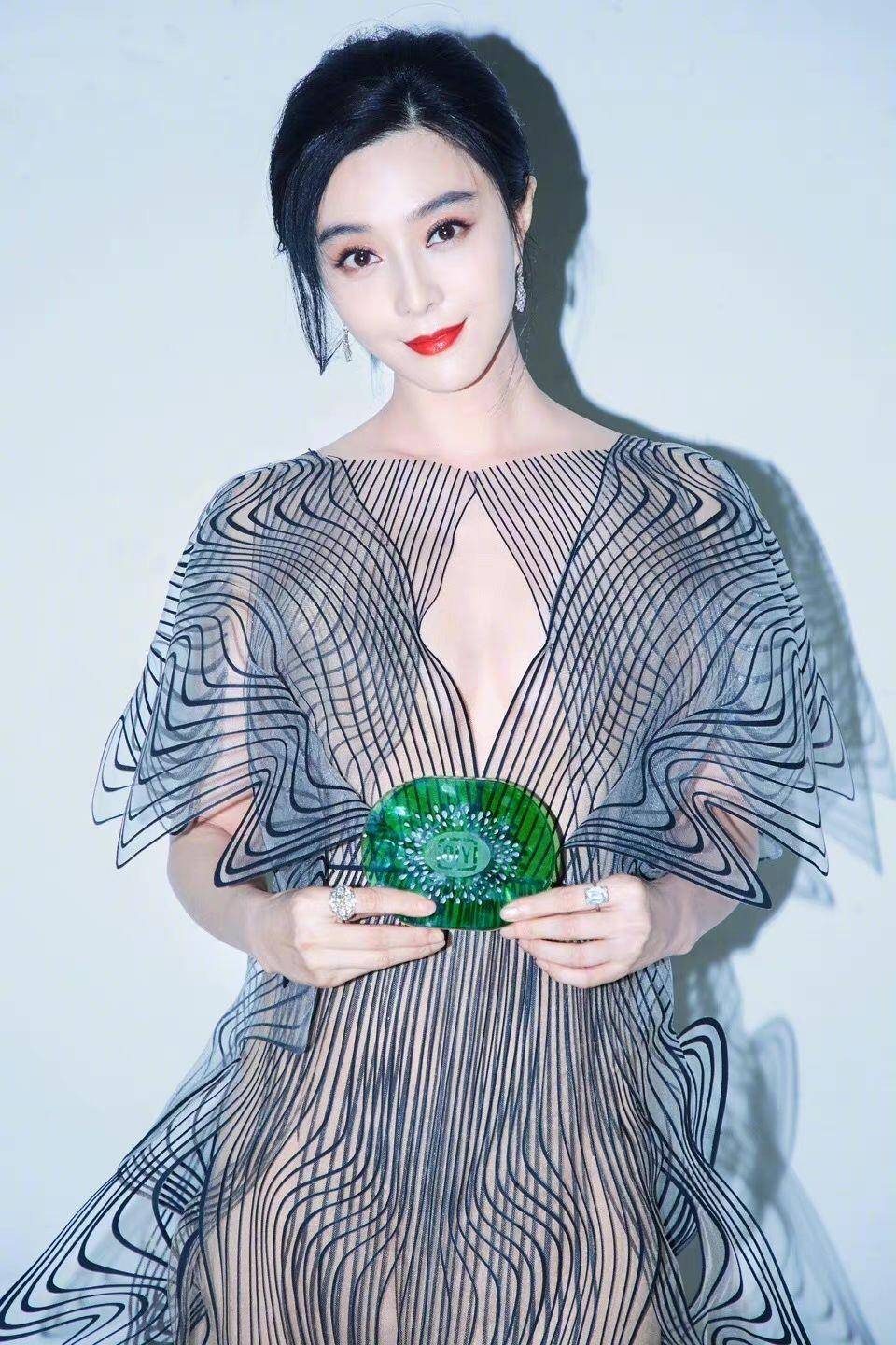 杨丞琳撞衫范冰冰“5年前礼服”！　她霸气演绎线条透视装赢翻 名人名流 图4张