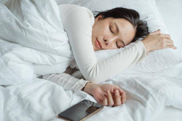 女生偷偷做却不说！网搜“睡前变美7招”，就连睡觉姿势也讲究 最新资讯 图1张