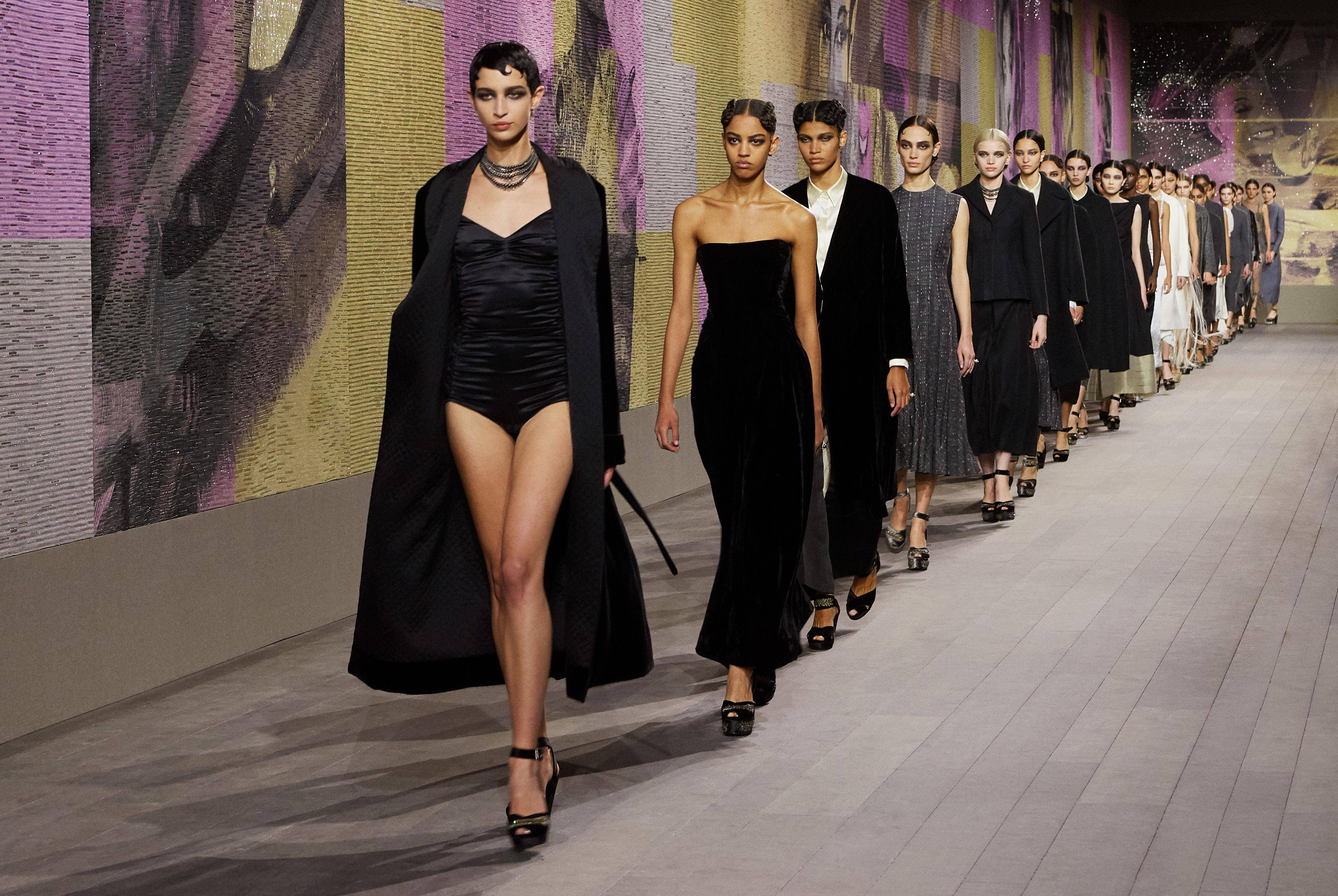 巴黎高订周／Jisoo俏皮齐浏海看DIOR秀！FENDI“私密内衣”变绝美礼服 时尚穿搭 图1张