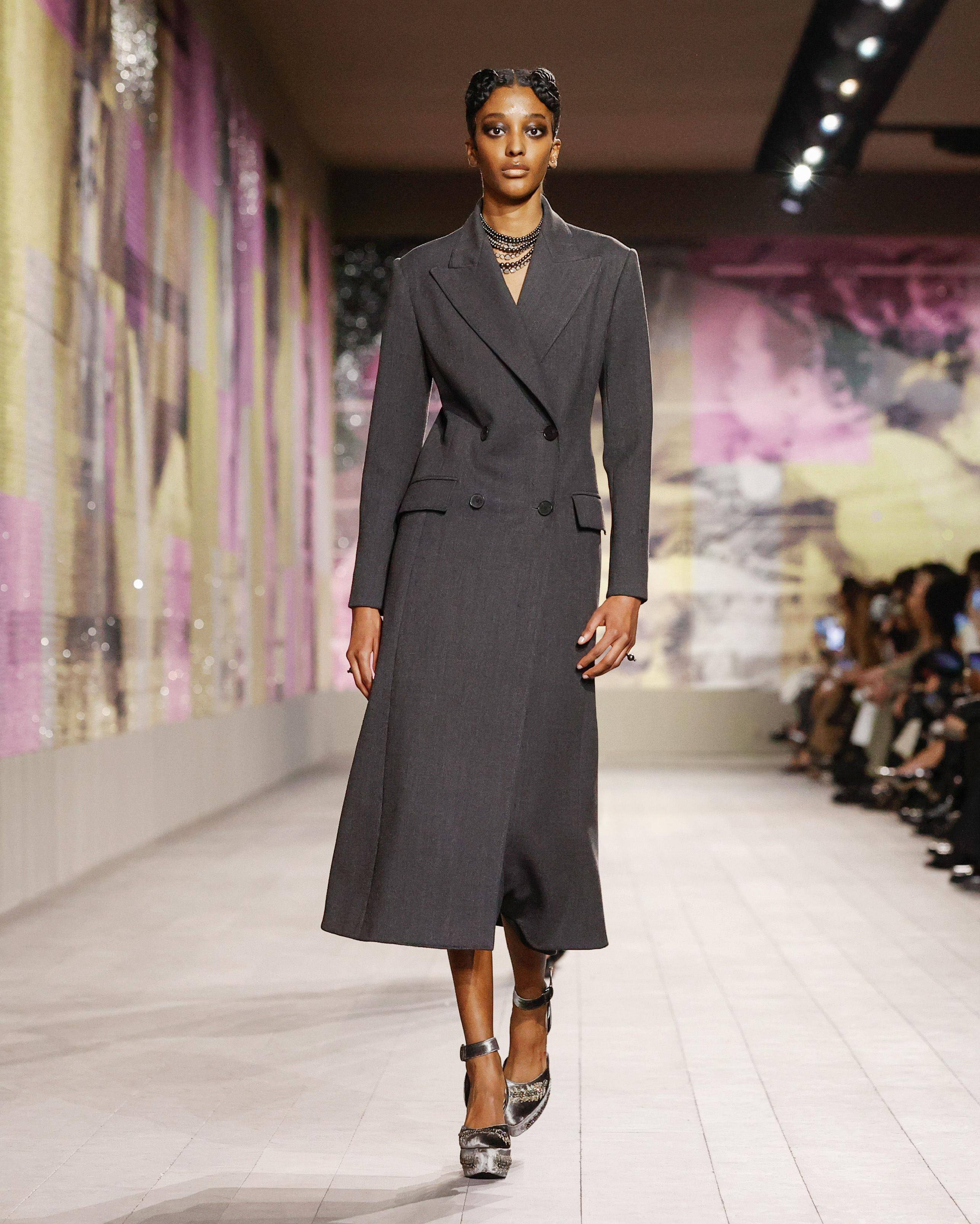 巴黎高订周／Jisoo俏皮齐浏海看DIOR秀！FENDI“私密内衣”变绝美礼服 时尚穿搭 图3张