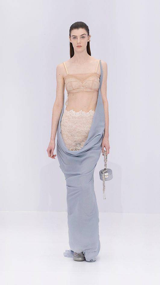 巴黎高订周／Jisoo俏皮齐浏海看DIOR秀！FENDI“私密内衣”变绝美礼服 时尚穿搭 图8张