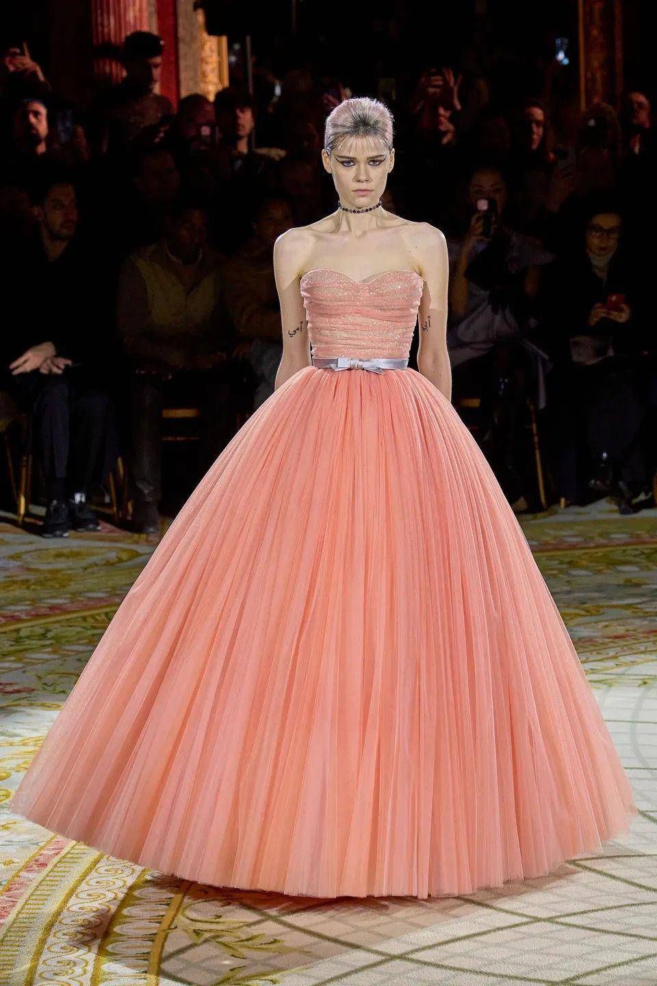 说・流行／模特看得到路吗？Viktor ＆ Rolf“礼服不穿好”颠覆高订文化 时尚穿搭 图1张