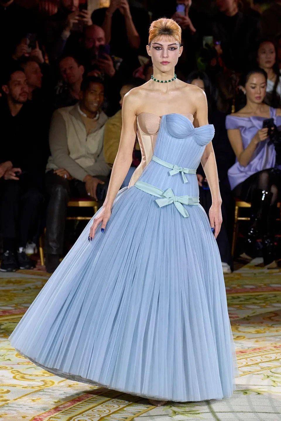说・流行／模特看得到路吗？Viktor ＆ Rolf“礼服不穿好”颠覆高订文化 时尚穿搭 图2张