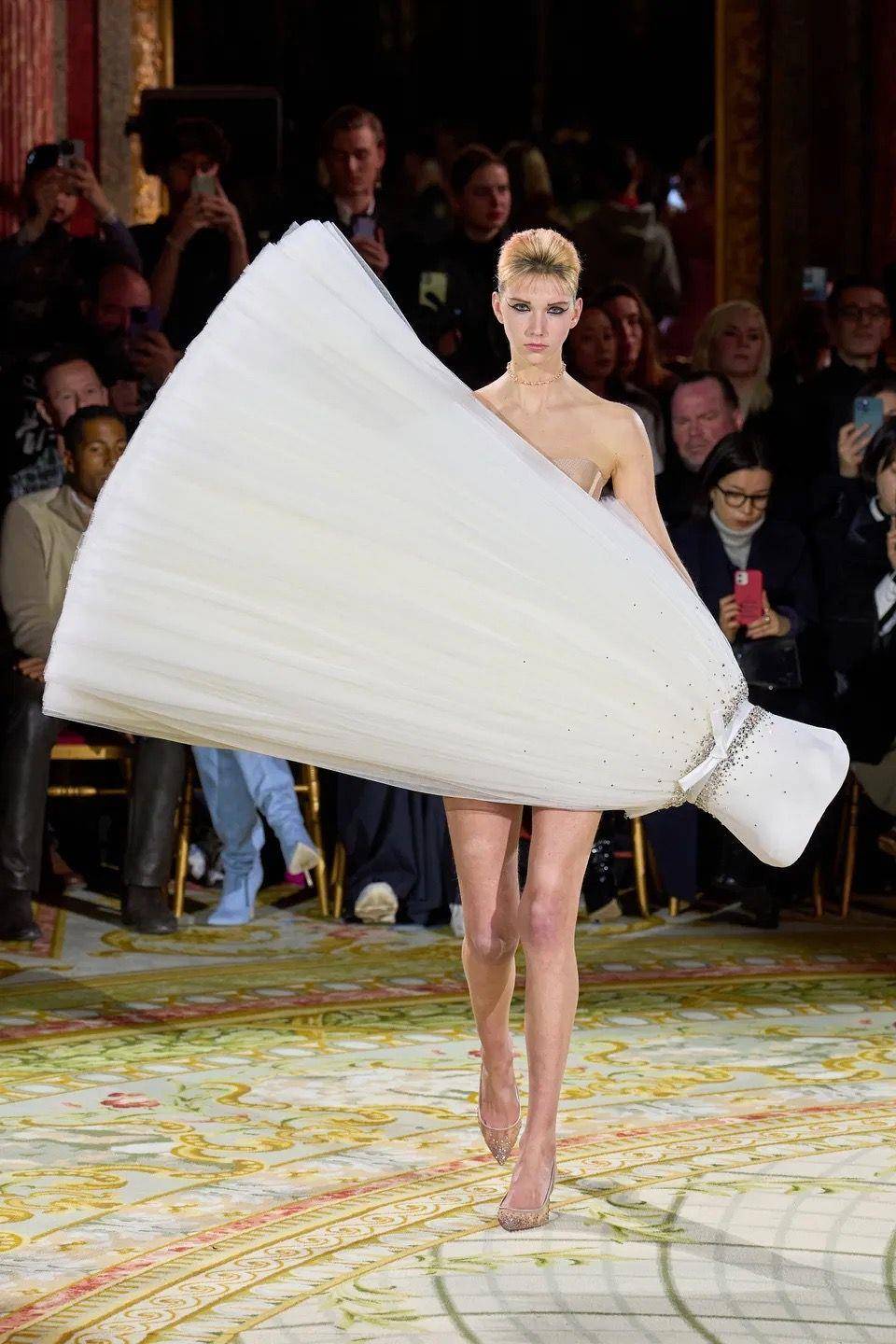 说・流行／模特看得到路吗？Viktor ＆ Rolf“礼服不穿好”颠覆高订文化 时尚穿搭 图3张