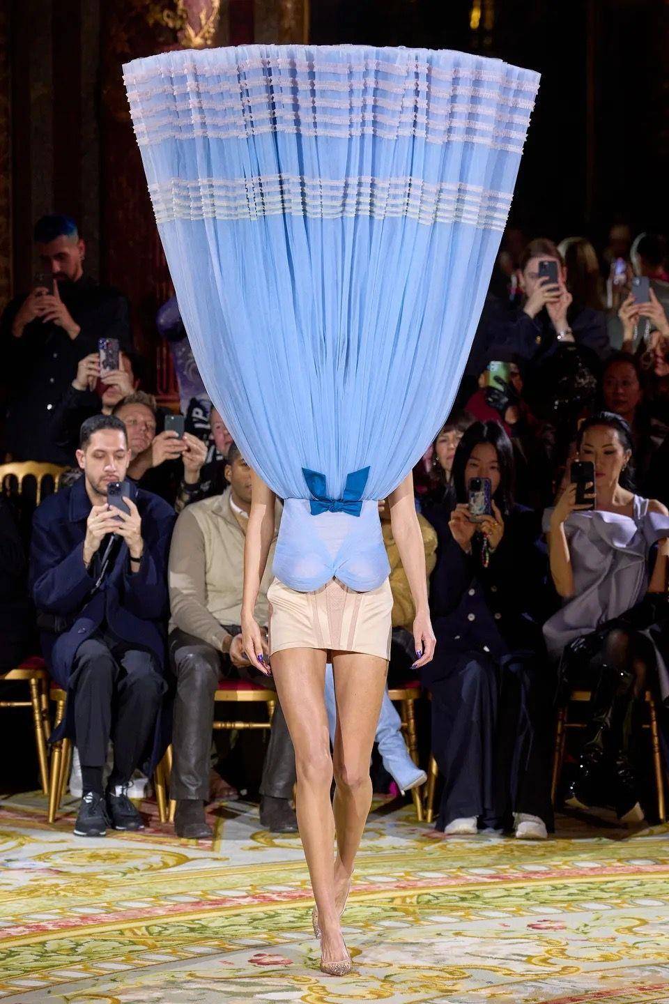 说・流行／模特看得到路吗？Viktor ＆ Rolf“礼服不穿好”颠覆高订文化 时尚穿搭 图4张