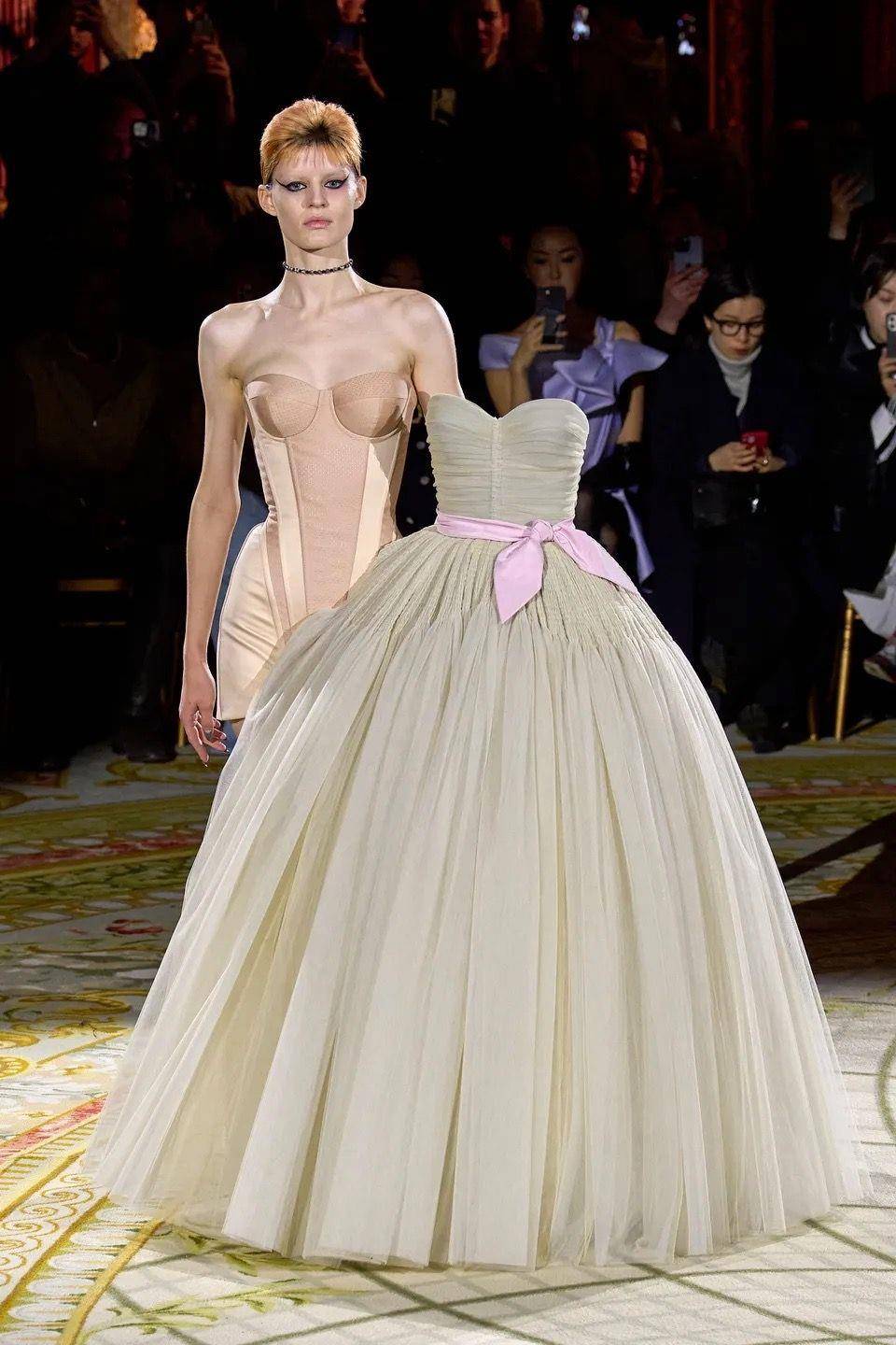 说・流行／模特看得到路吗？Viktor ＆ Rolf“礼服不穿好”颠覆高订文化 时尚穿搭 图5张