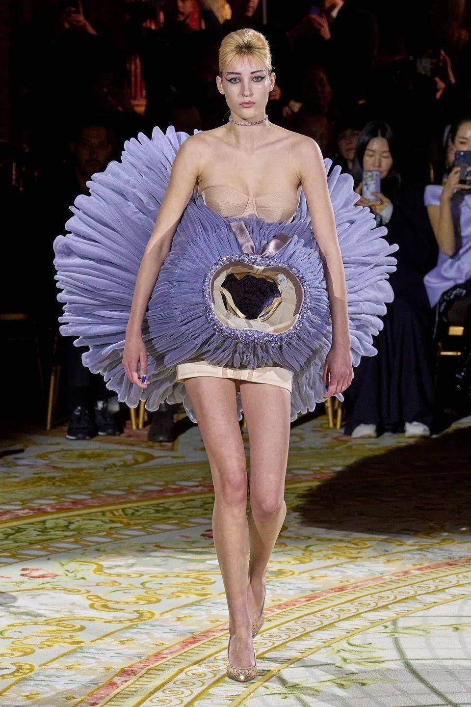 说・流行／模特看得到路吗？Viktor ＆ Rolf“礼服不穿好”颠覆高订文化 时尚穿搭 图7张