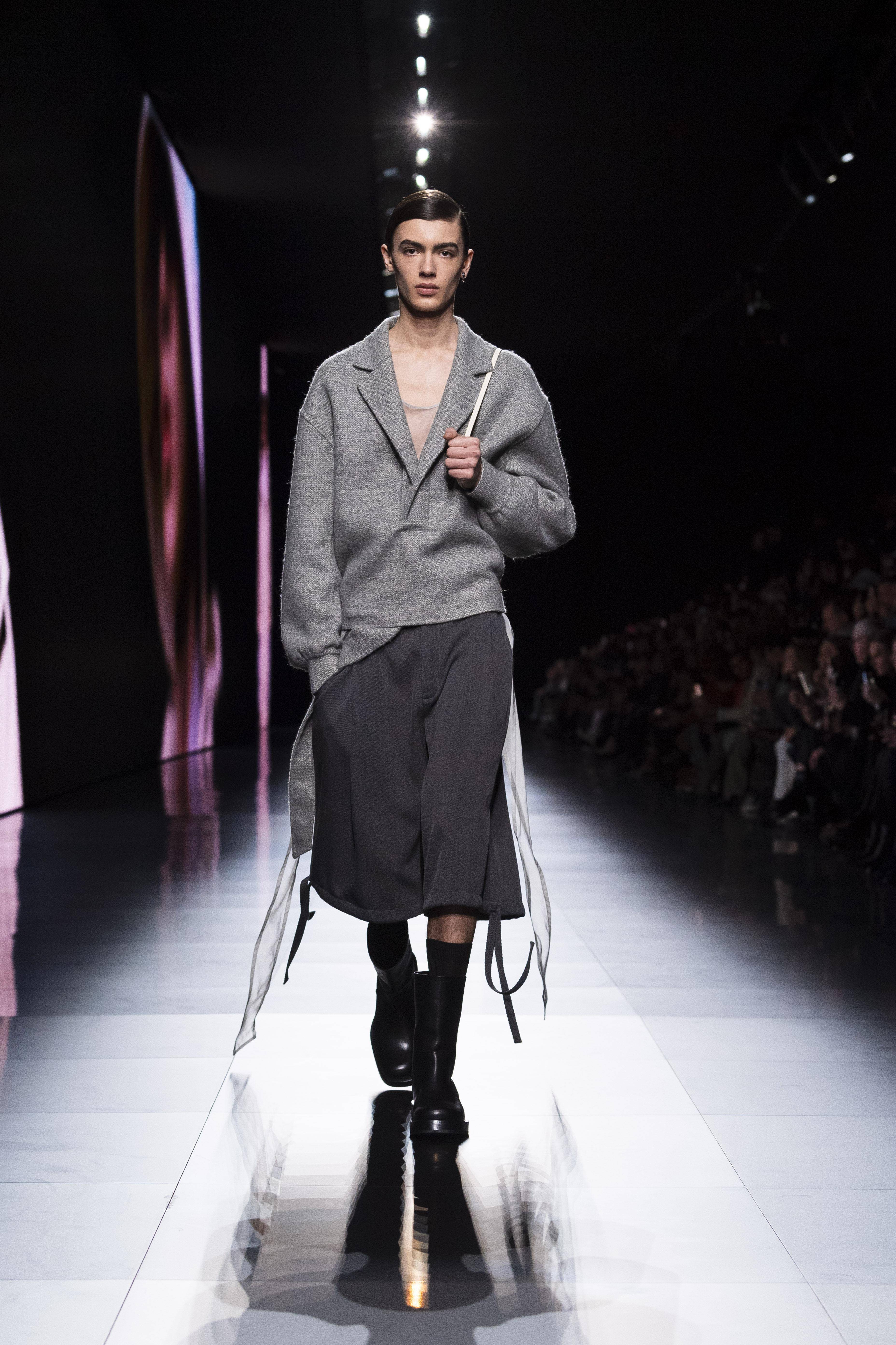 巴黎男装周／JIMIN现身DIOR秀人气超高　LOEWE新造型网笑像“大蒜” 时尚穿搭 图2张