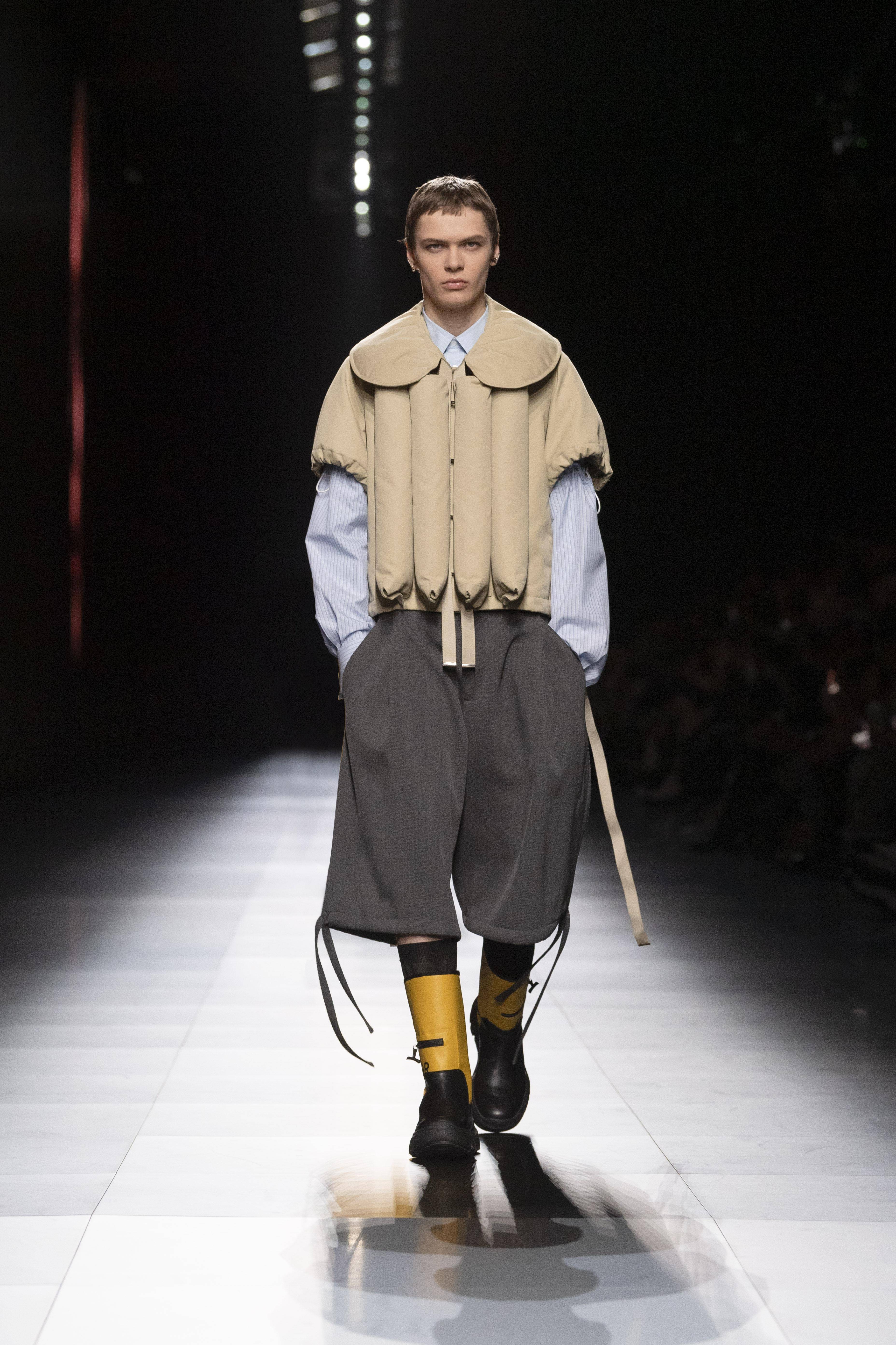 巴黎男装周／JIMIN现身DIOR秀人气超高　LOEWE新造型网笑像“大蒜” 时尚穿搭 图4张