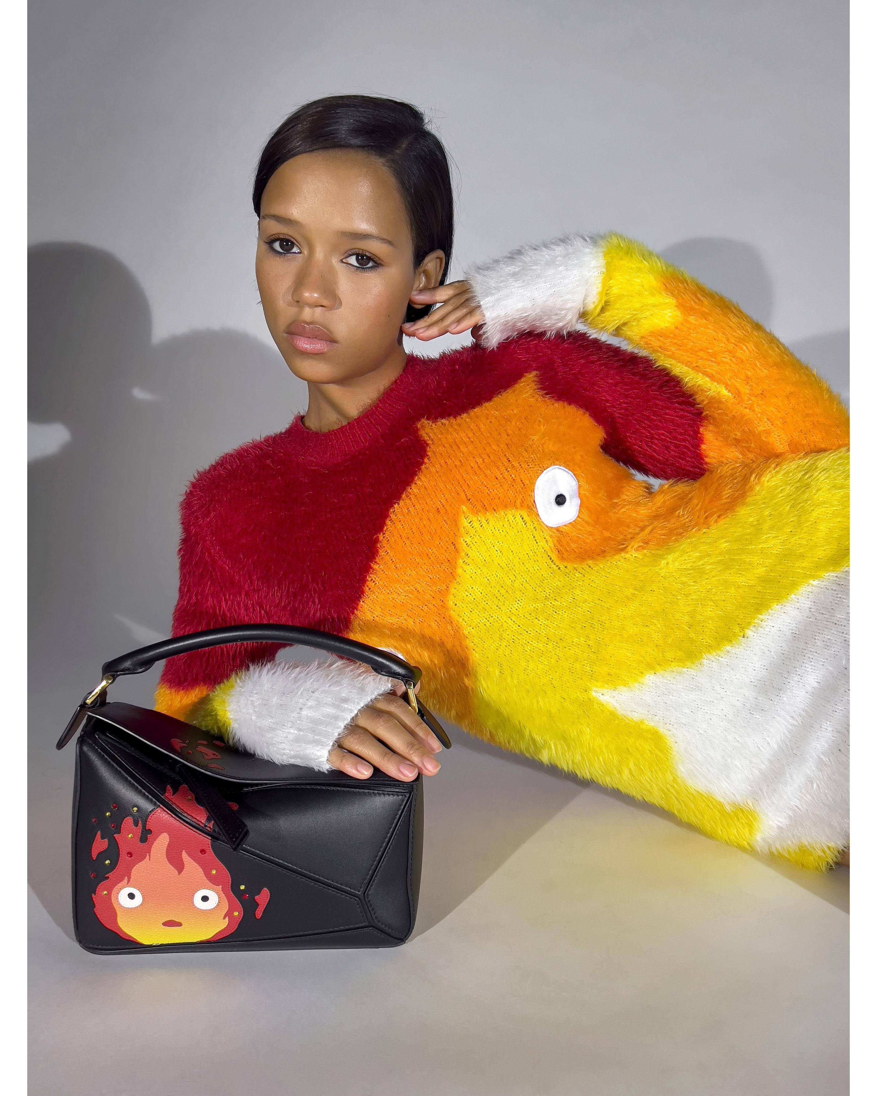 LOEWE把《霍尔》角色们变时髦了！卡西法蜡烛、城堡造型包Ｑ爆 时尚穿搭 图3张