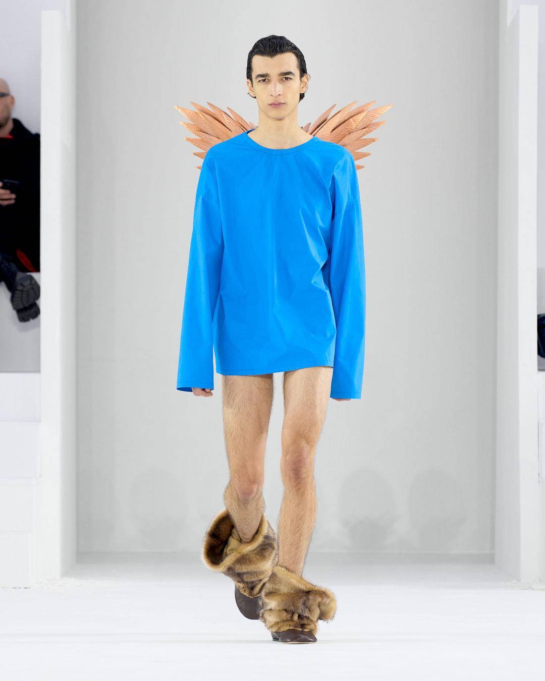 巴黎男装周／JIMIN现身DIOR秀人气超高　LOEWE新造型网笑像“大蒜” 时尚穿搭 图7张