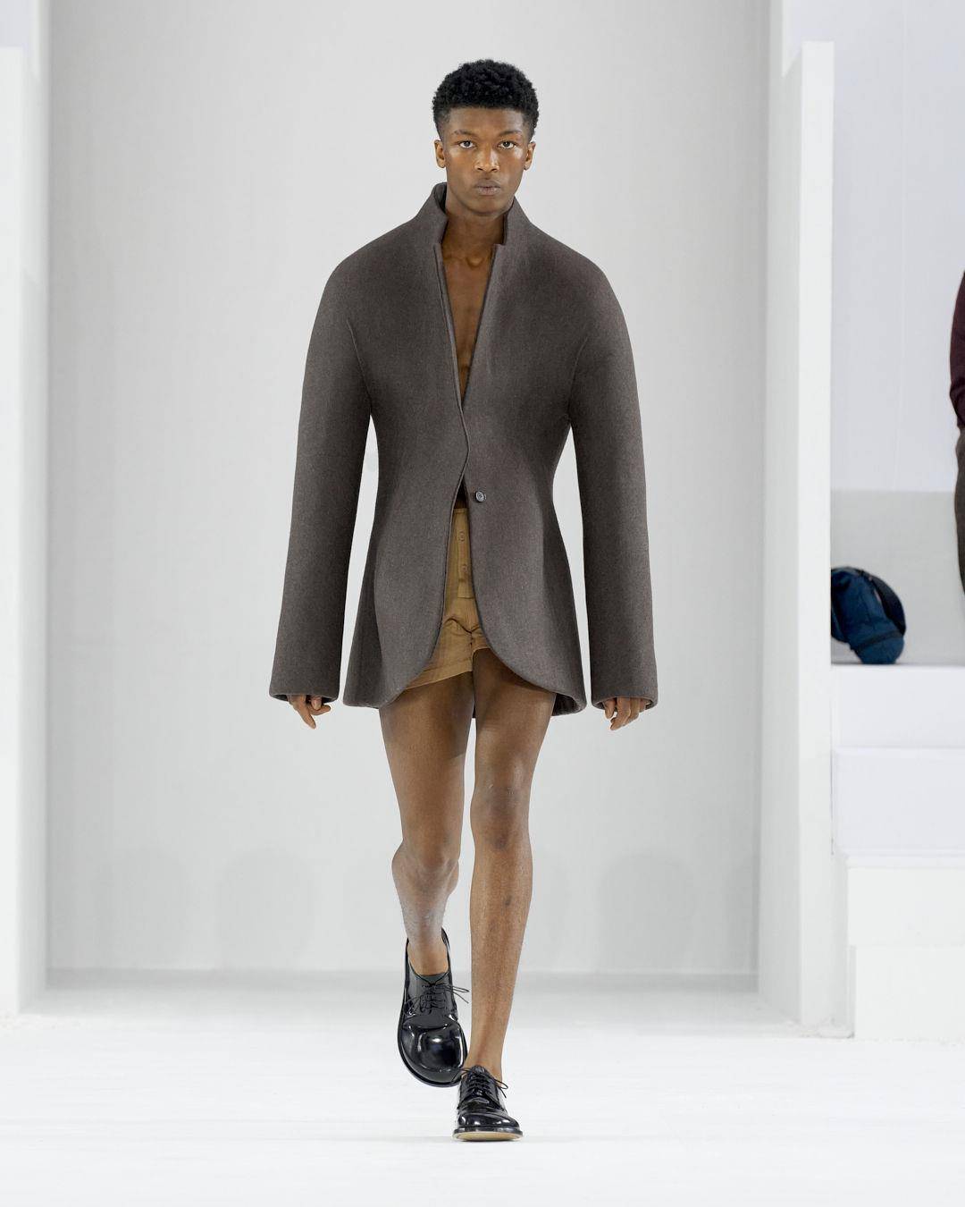 巴黎男装周／JIMIN现身DIOR秀人气超高　LOEWE新造型网笑像“大蒜” 时尚穿搭 图8张