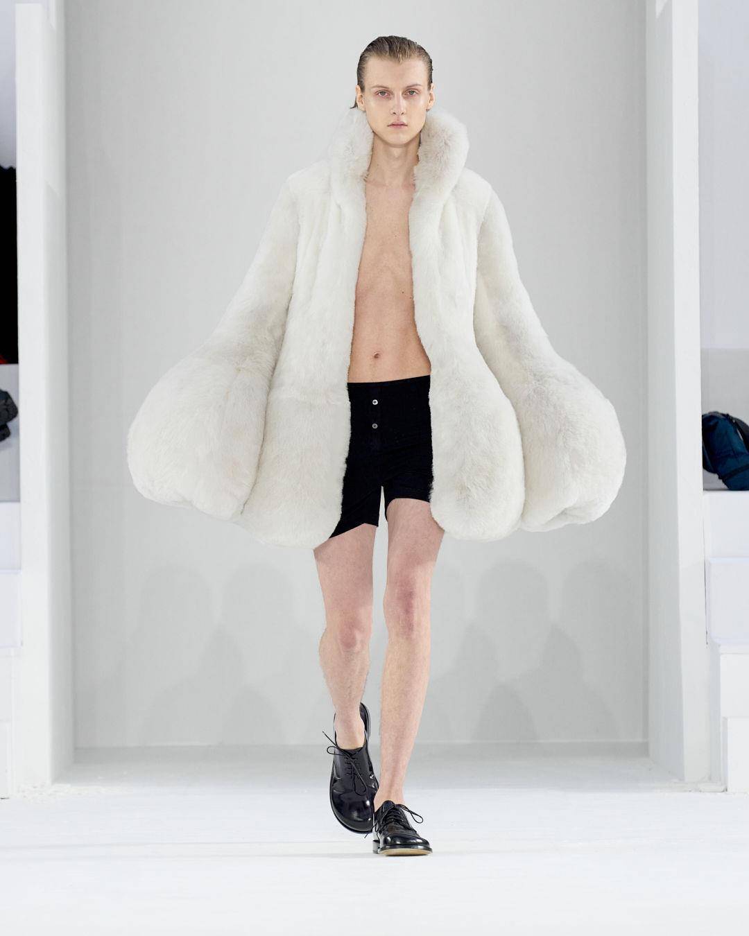巴黎男装周／JIMIN现身DIOR秀人气超高　LOEWE新造型网笑像“大蒜” 时尚穿搭 图10张