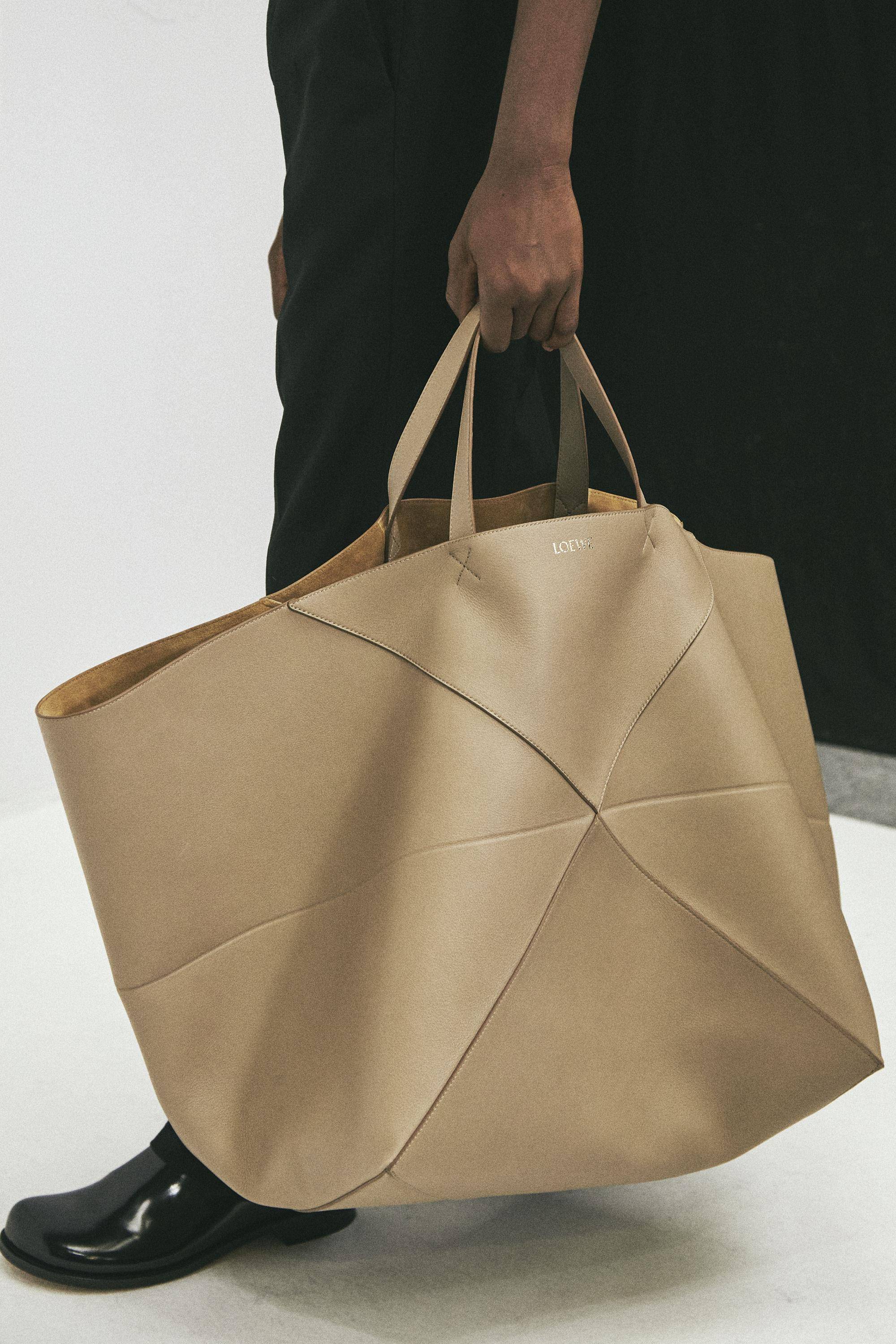 巴黎男装周／JIMIN现身DIOR秀人气超高　LOEWE新造型网笑像“大蒜” 时尚穿搭 图11张