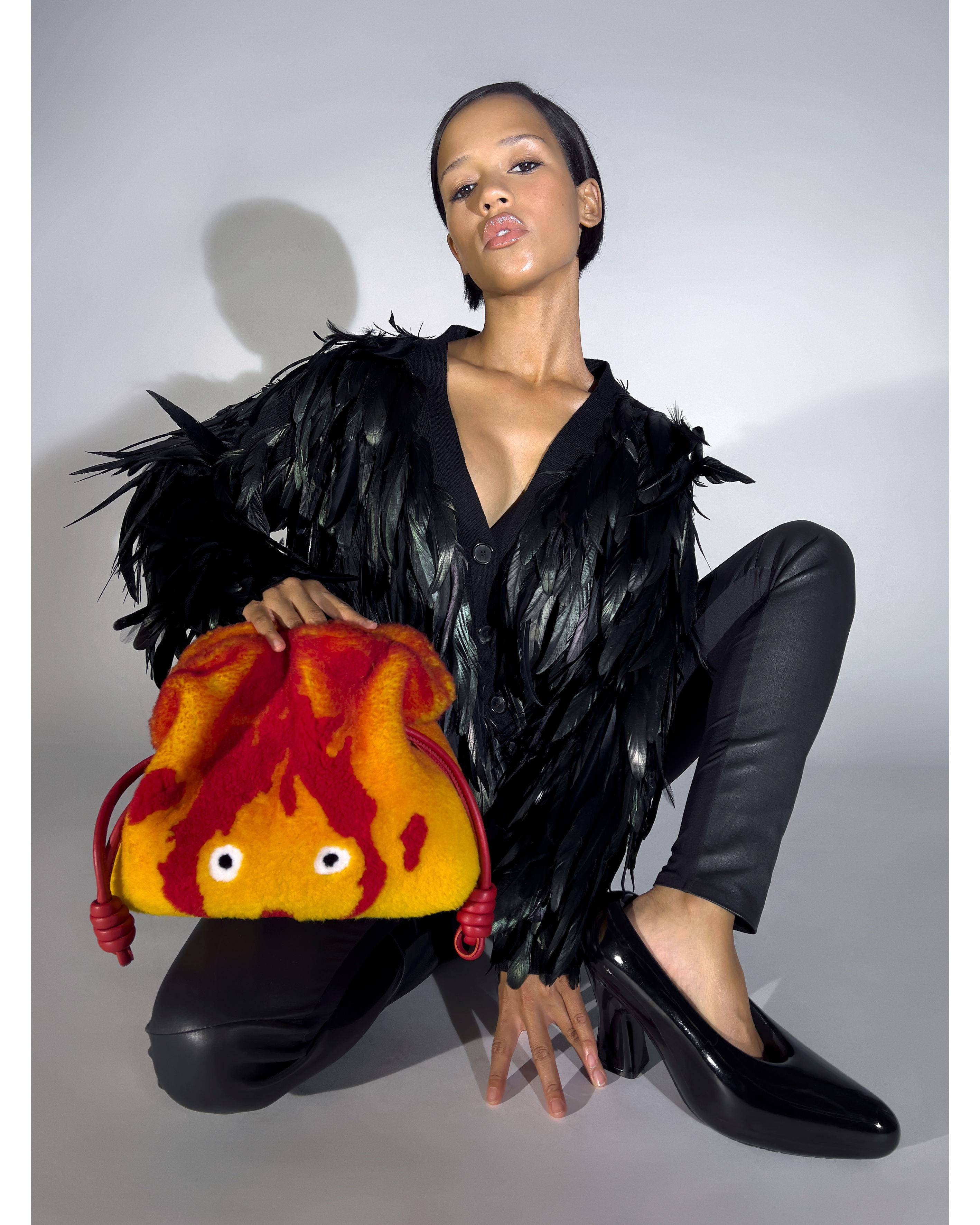 LOEWE把《霍尔》角色们变时髦了！卡西法蜡烛、城堡造型包Ｑ爆 时尚穿搭 图4张