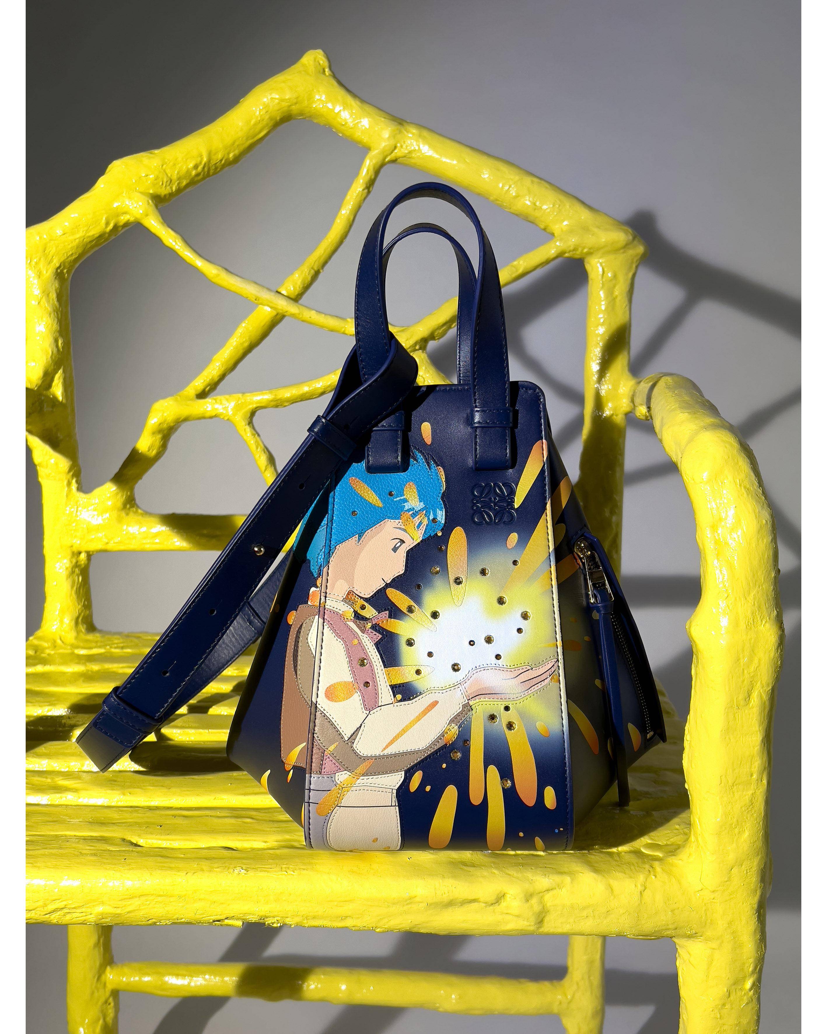 LOEWE把《霍尔》角色们变时髦了！卡西法蜡烛、城堡造型包Ｑ爆 时尚穿搭 图7张