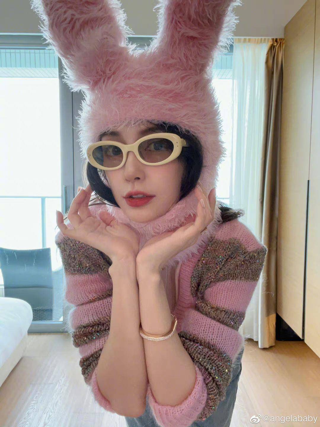 Angelababy开工扮“兔女郎”造型撞Jennie！　露蚂蚁腰状态没输 名人名流 图1张