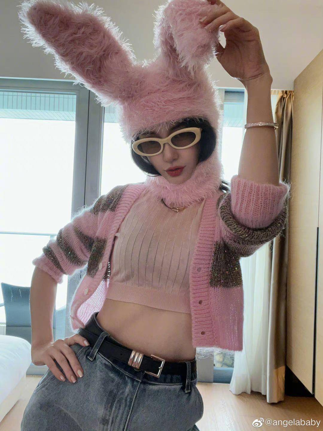 Angelababy开工扮“兔女郎”造型撞Jennie！　露蚂蚁腰状态没输 名人名流 图2张
