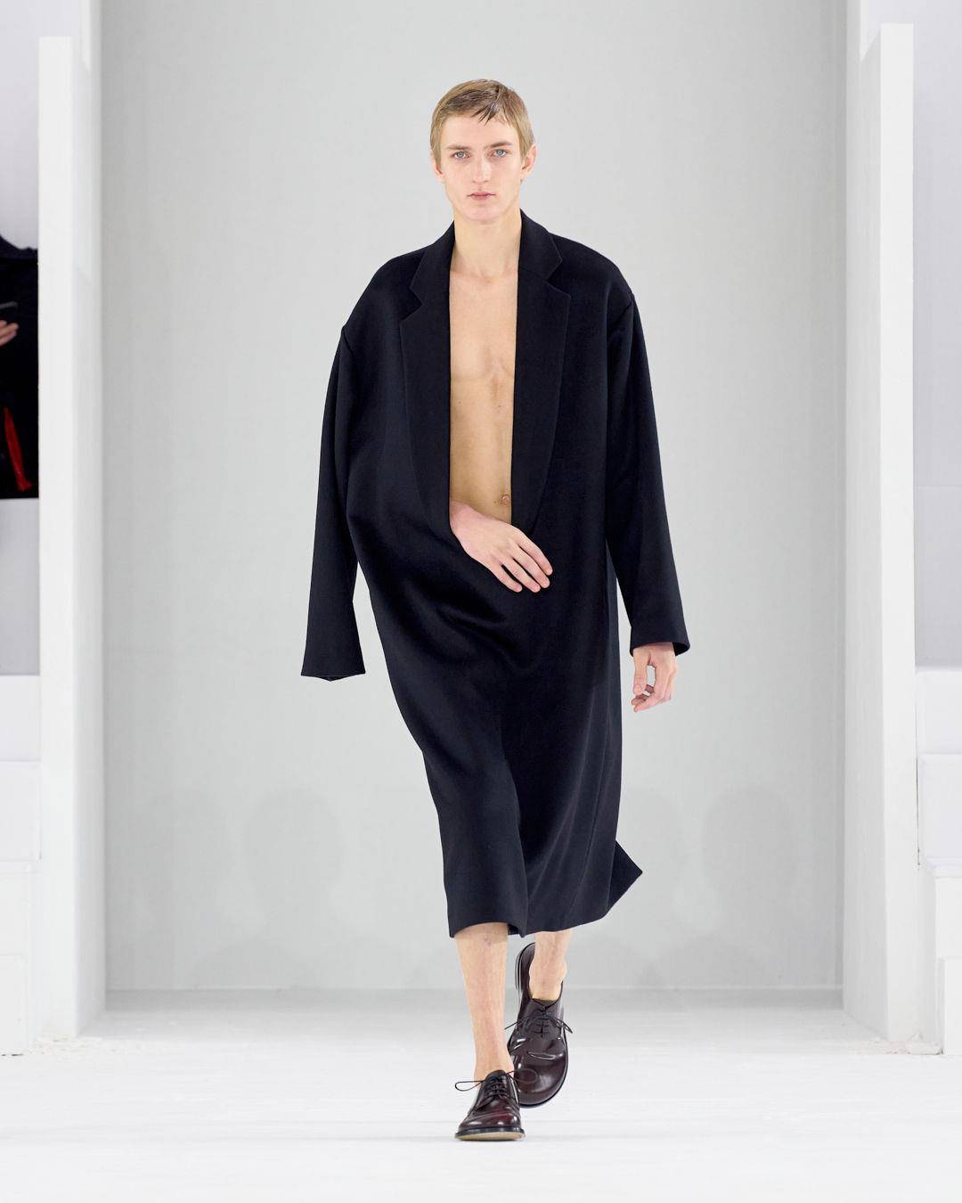 巴黎男装周／JIMIN现身DIOR秀人气超高　LOEWE新造型网笑像“大蒜” 名人名流 图6张