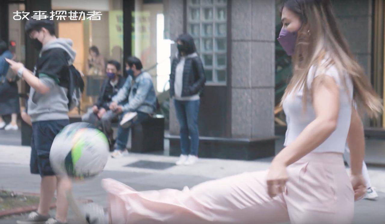 女神街头快闪秀球技　原来是“她” 最新资讯 图1张
