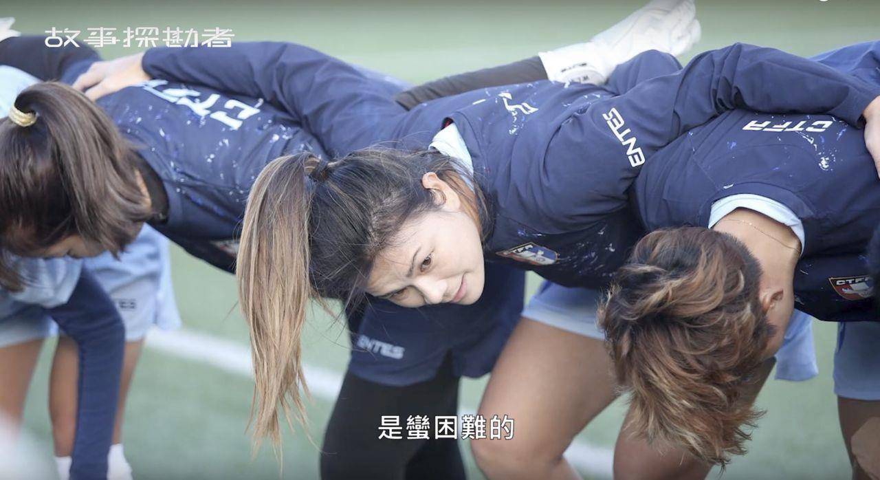 女神街头快闪秀球技　原来是“她” 最新资讯 图2张