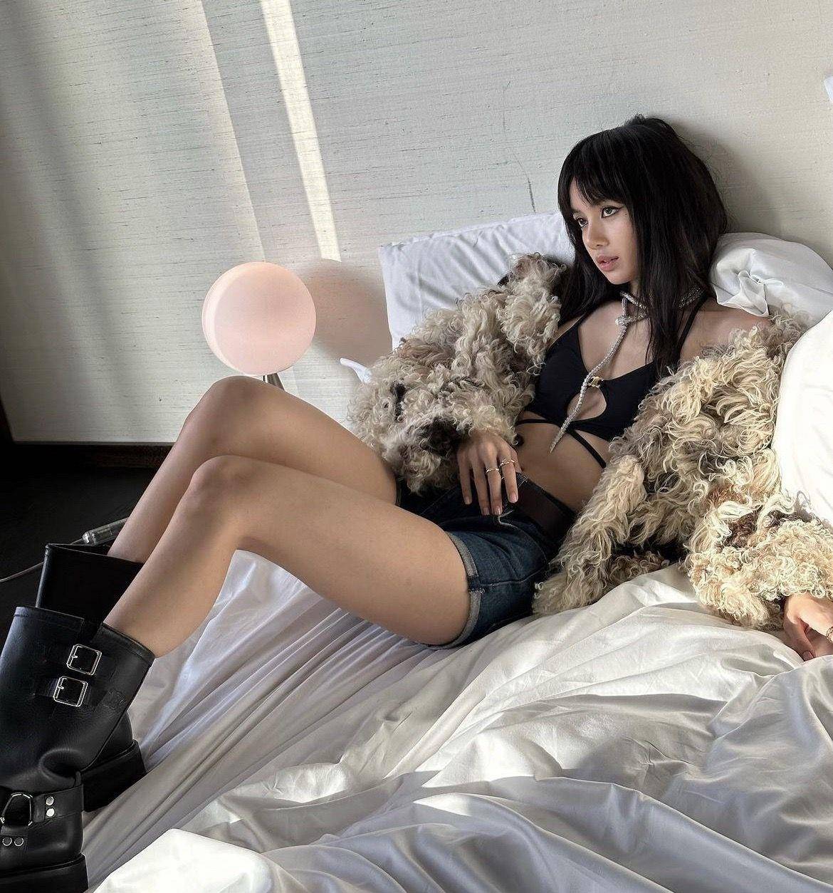 Lisa登封胸前“中洞大开”辣翻！　激短热裤让长腿无处安放 名人名流 图1张