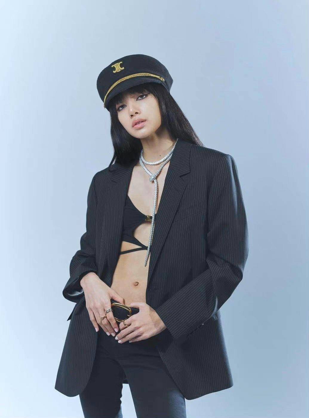 Lisa登封胸前“中洞大开”辣翻！　激短热裤让长腿无处安放 名人名流 图3张