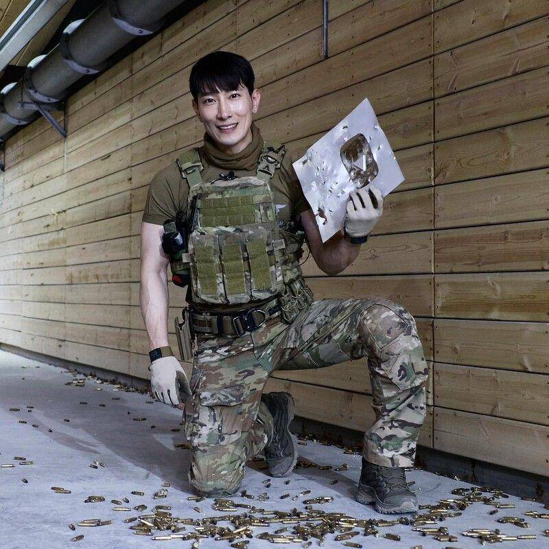 《体能之巅》Agent H根本极品天菜　私服西装、高领造型帅度爆表 最新资讯 图4张