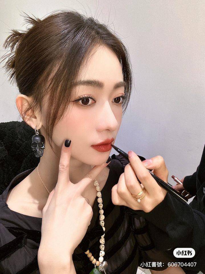 高画质摄影机近拍都无瑕疵！吴谨言美肌功臣靠“万元粉霜”打造零粉感妆容 名人名流 图1张