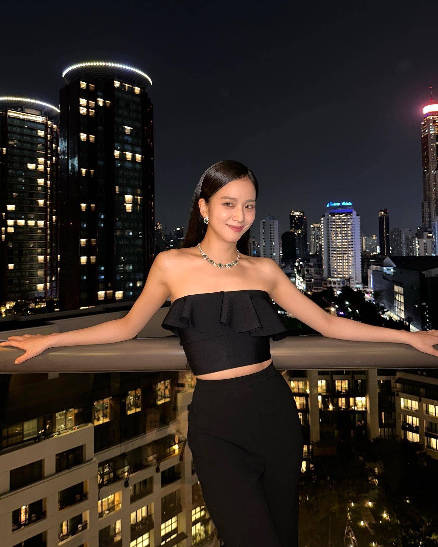 紧实腰线太重要！　Jisoo、三吉彩花露肚装比辣 名人名流 图2张