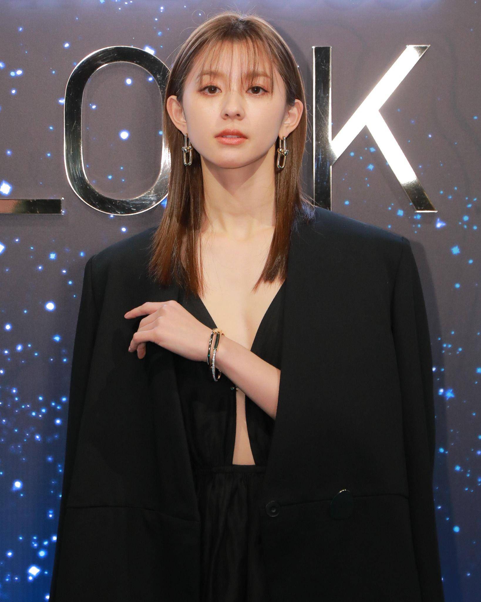 紧实腰线太重要！　Jisoo、三吉彩花露肚装比辣 名人名流 图4张