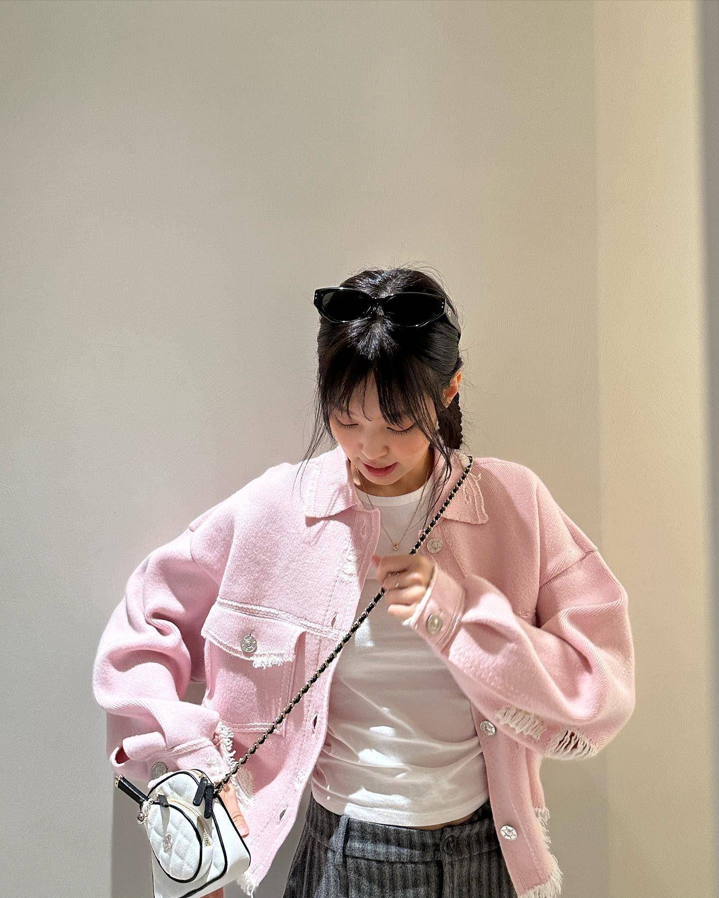 Jennie香奈儿网球拍包Q爆　连镜子也是小香 奢侈品牌 图1张