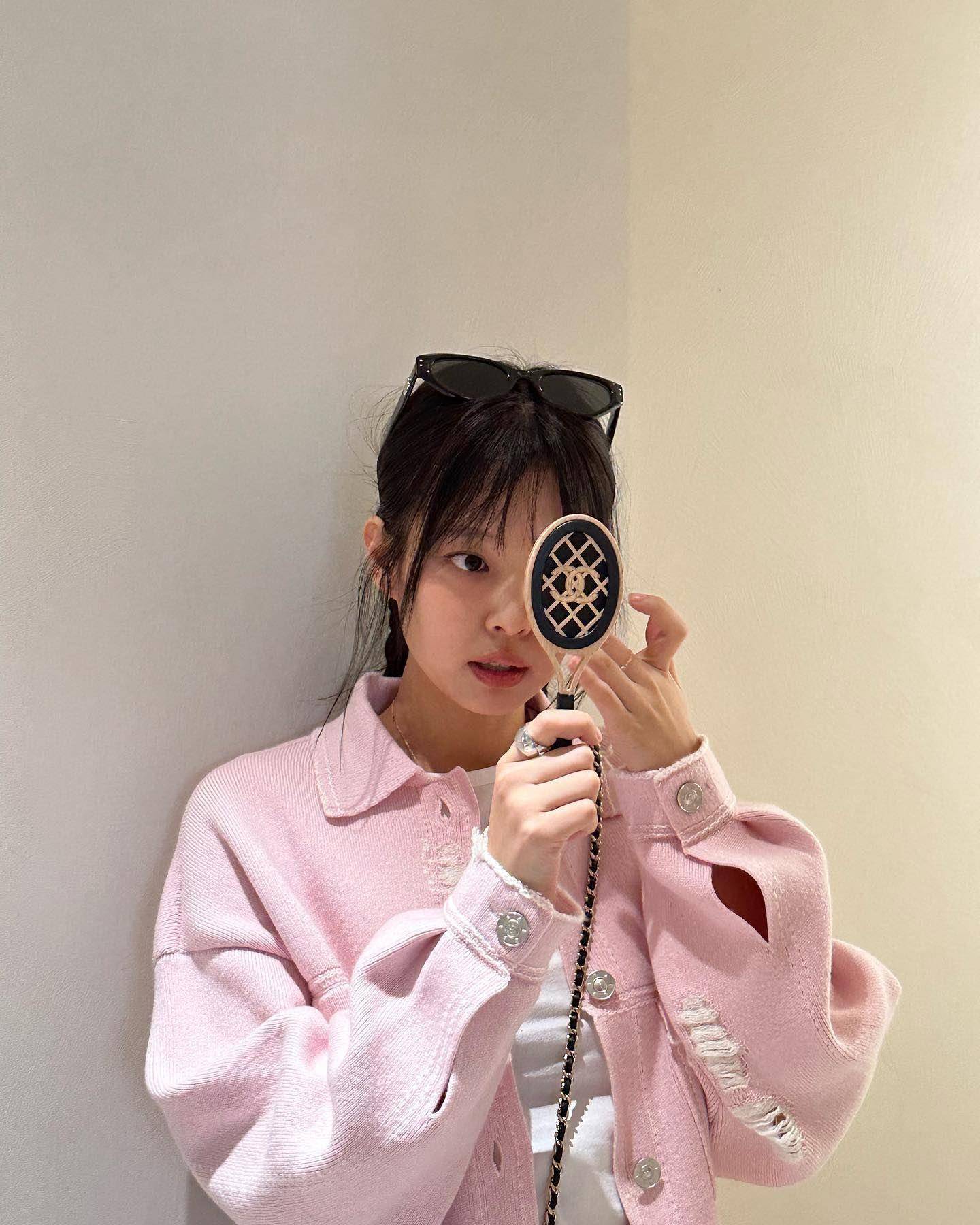 Jennie香奈儿网球拍包Q爆　连镜子也是小香 奢侈品牌 图4张