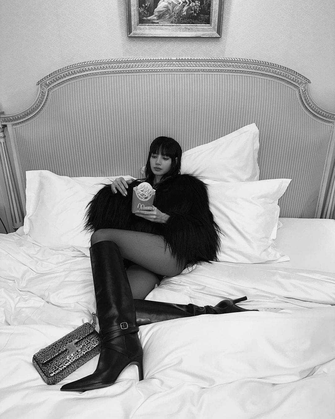 Lisa拿薯条、爆米花加大辣　超性感看CELINE男装秀同场柏金包始祖 名人名流 图2张