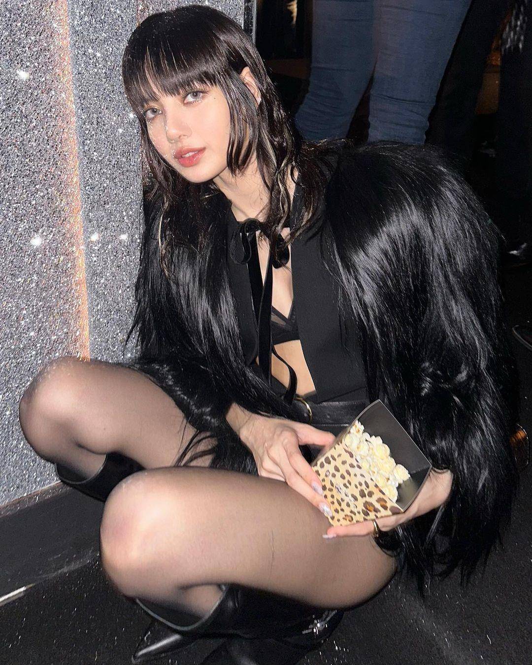 Lisa拿薯条、爆米花加大辣　超性感看CELINE男装秀同场柏金包始祖 名人名流 图4张