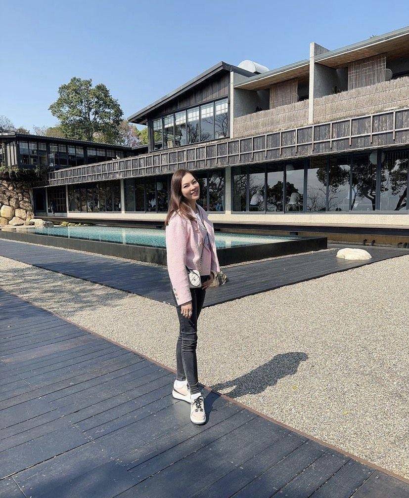 曾馨莹、Jennie撞14万香奈儿网球拍包　超级VIP的鞋也是最新款 时尚穿搭 图1张