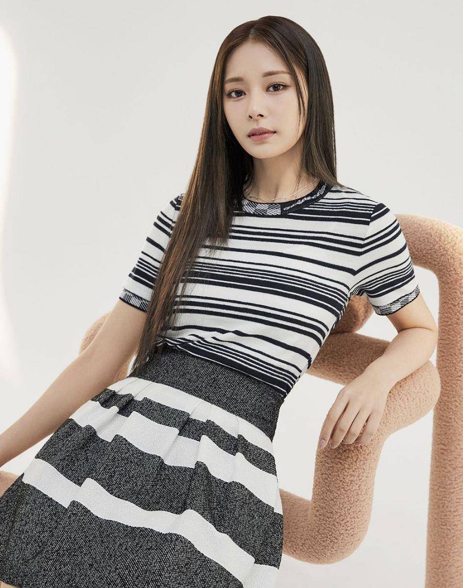 周子瑜“中分长发造型”曝光美翻！　代言照侧躺好身材藏不住 名人名流 图4张