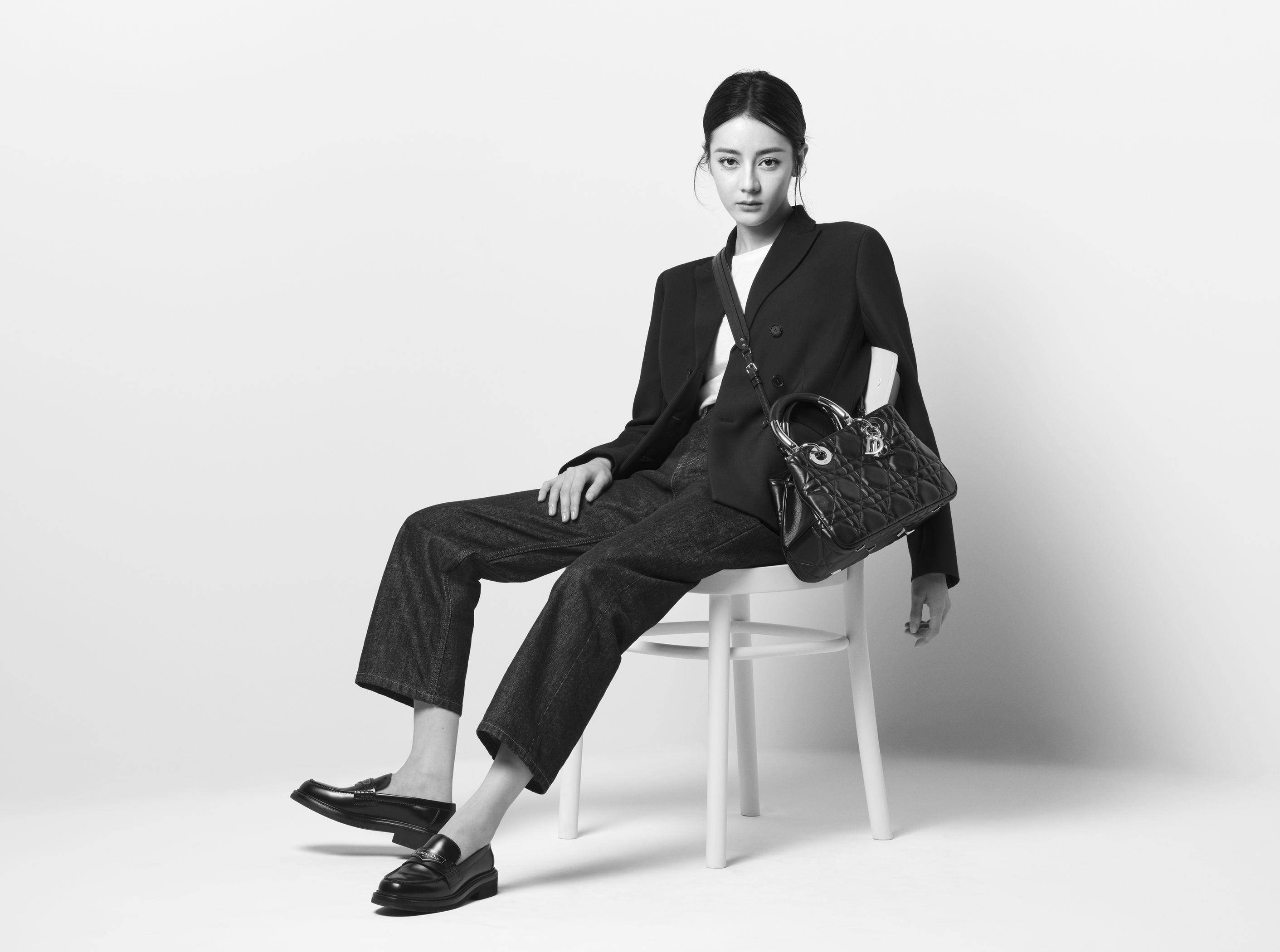 新照曝光！LOEWE的2D帽T穿起来长这样　迪丽热巴拿DIOR夯包帅翻 名人名流 图7张