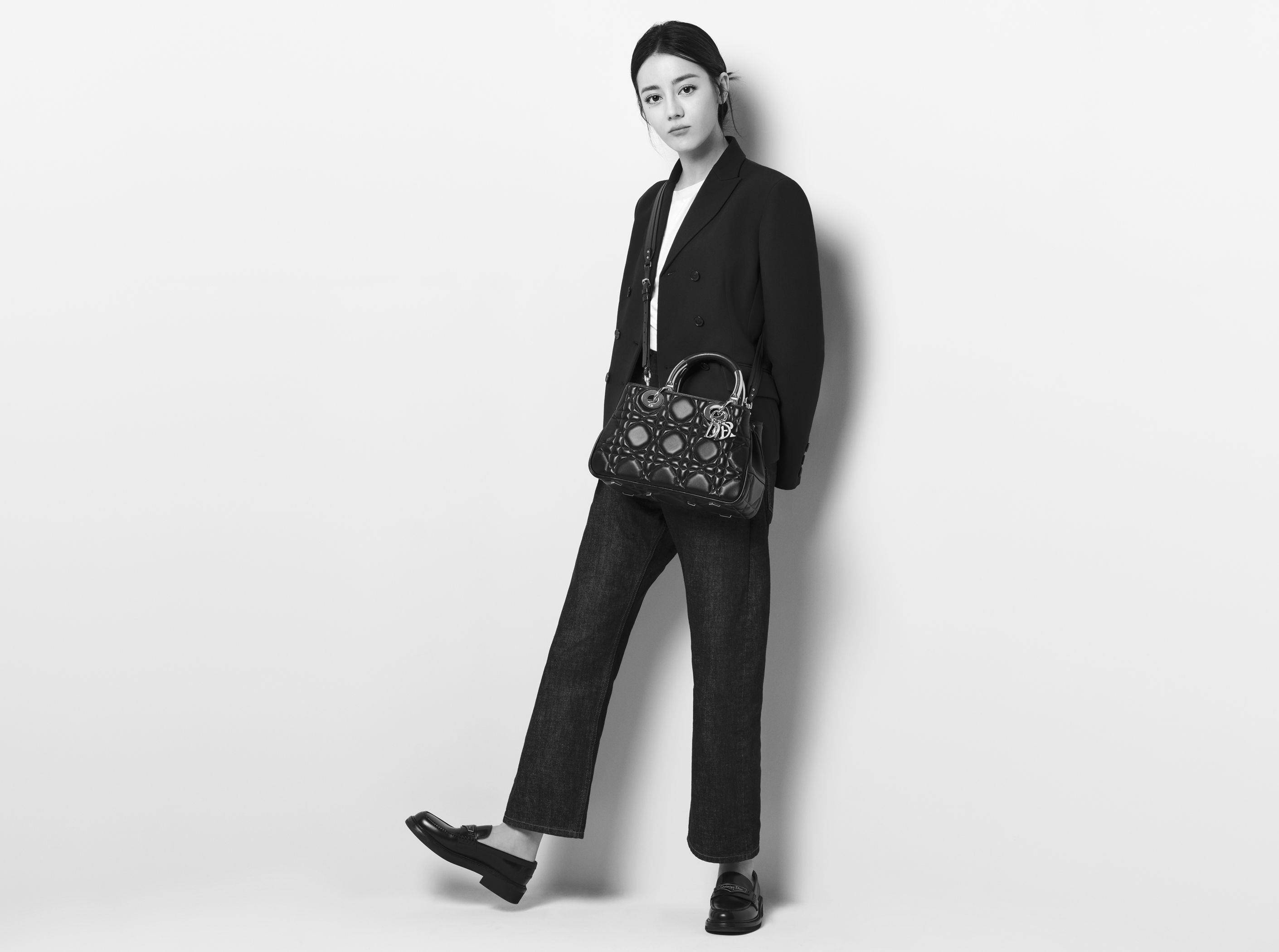 新照曝光！LOEWE的2D帽T穿起来长这样　迪丽热巴拿DIOR夯包帅翻 名人名流 图8张