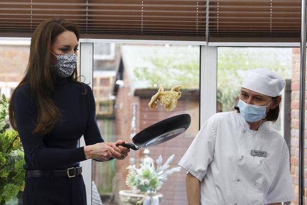 凯特王妃生涩甩锅模样曝光　达人贝克汉狂甩十几次松饼大胜 时尚穿搭 图2张